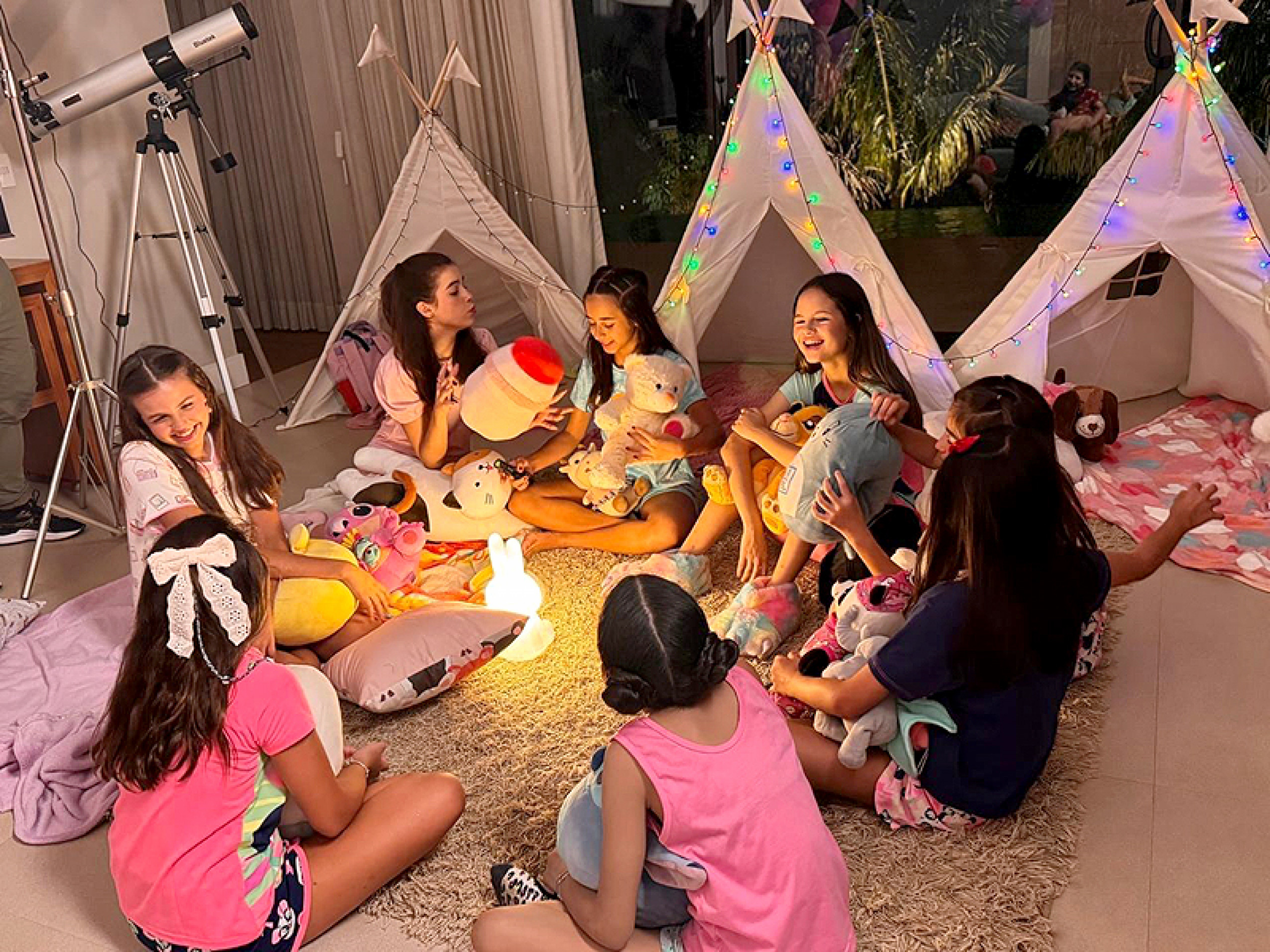 Elenco do filme em momento de gravação de uma das cenas da produção 
