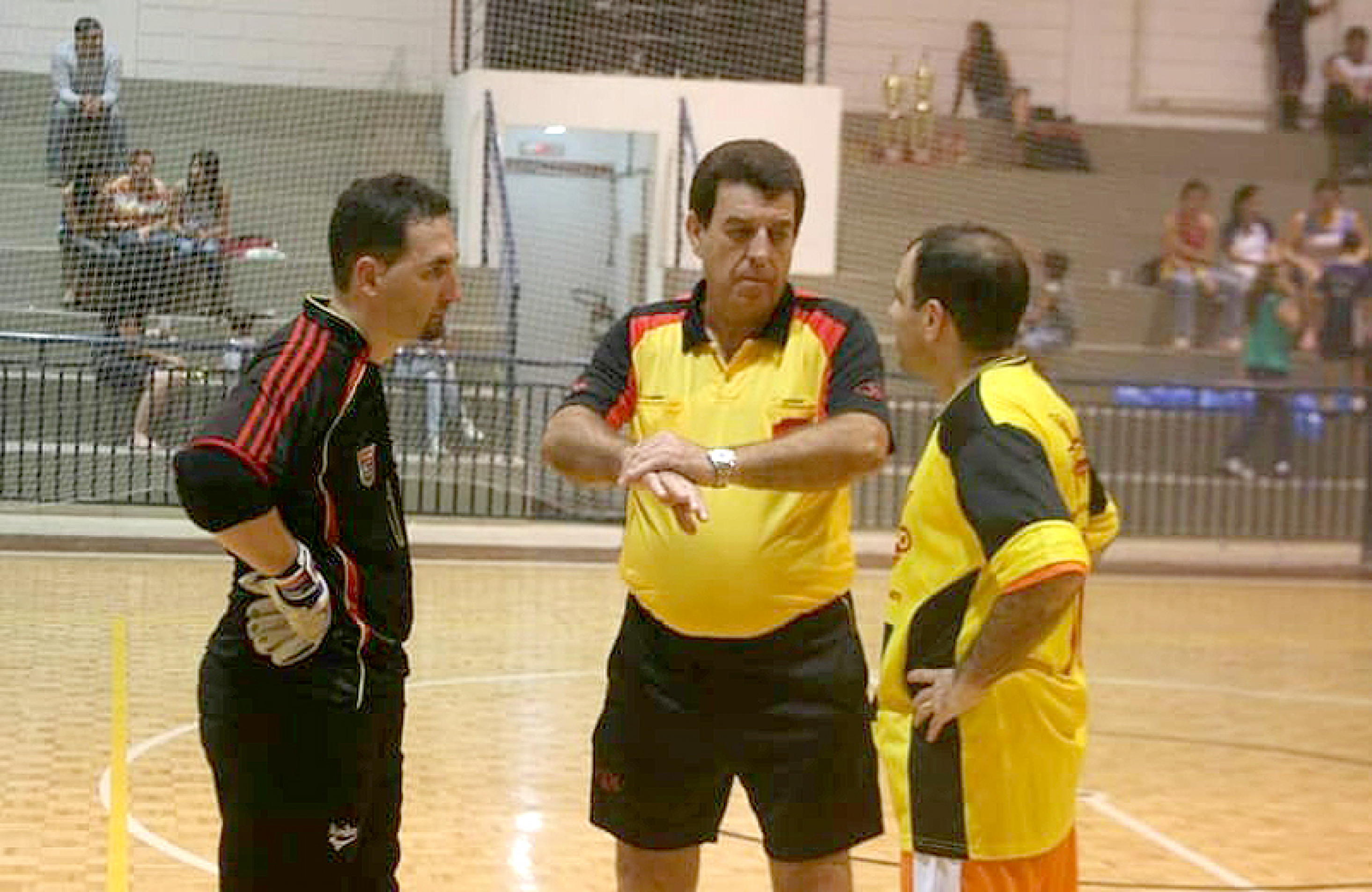 Ex-árbitro trabalhou em várias finais: hoje prefere acompanhar os jogos a distância
