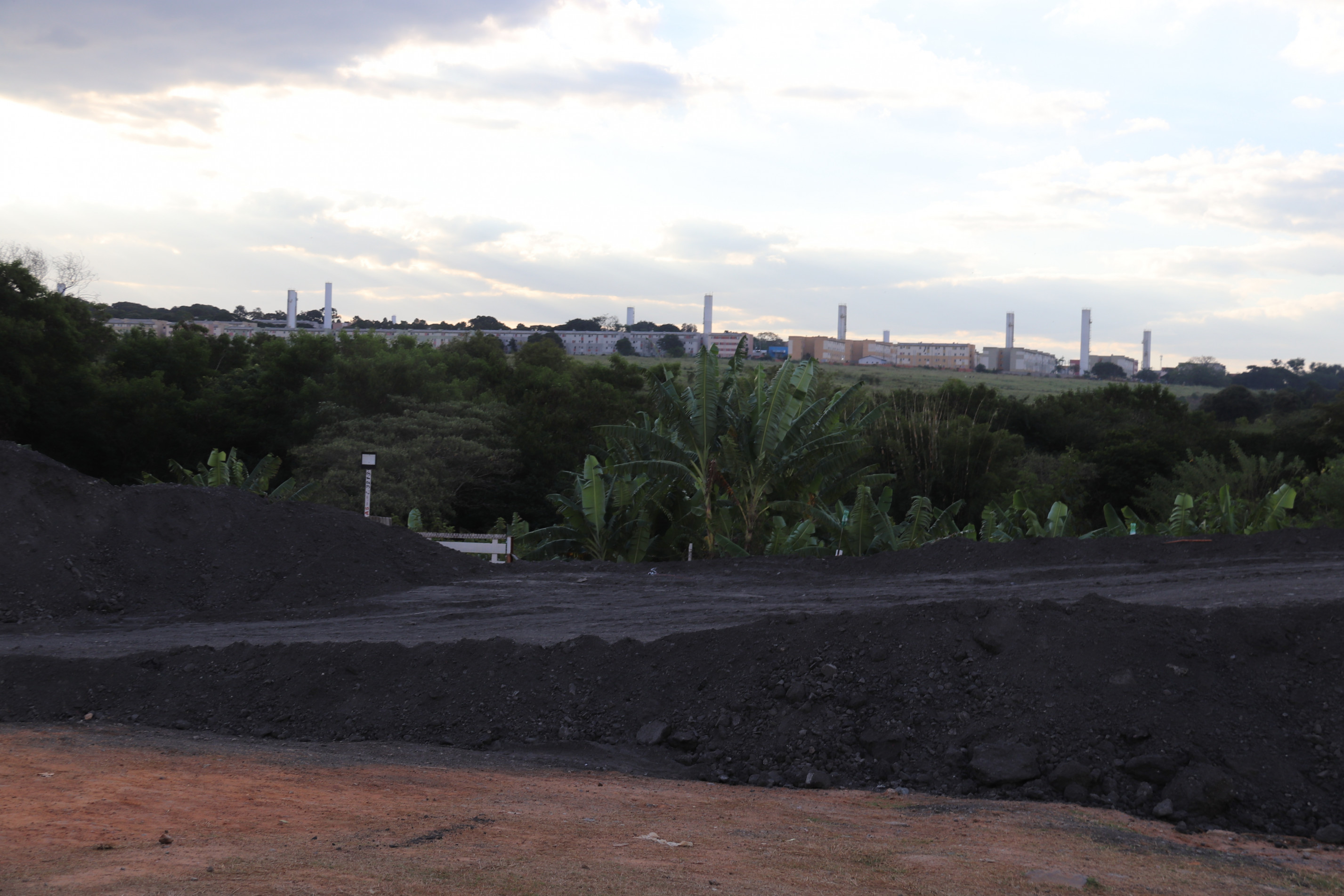A obra prevê a implantação de uma avenida de mão dupla de tráfego