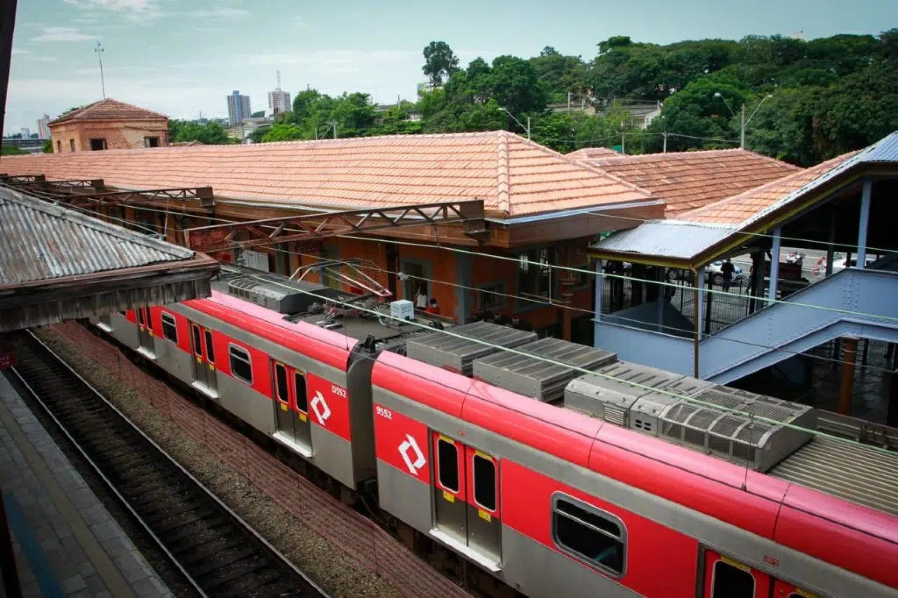 O projeto do Trem Intercidades Eixo Oeste prevê dois tipos de serviços: o Expresso e o Parador