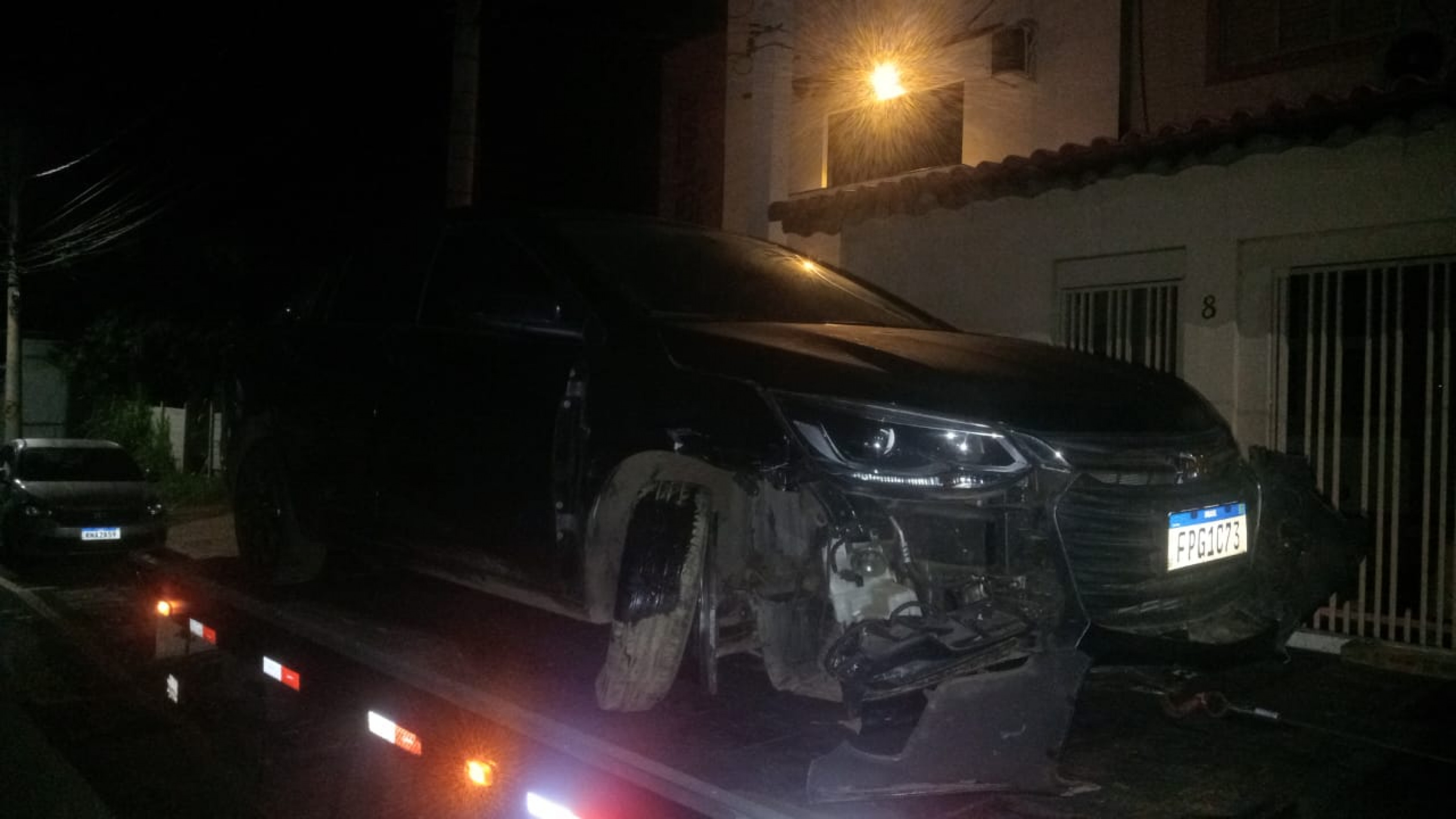 Motorista tentou reagir &agrave; abordagem e foi alvejado. Pol&iacute;cia busca identificar os criminosos