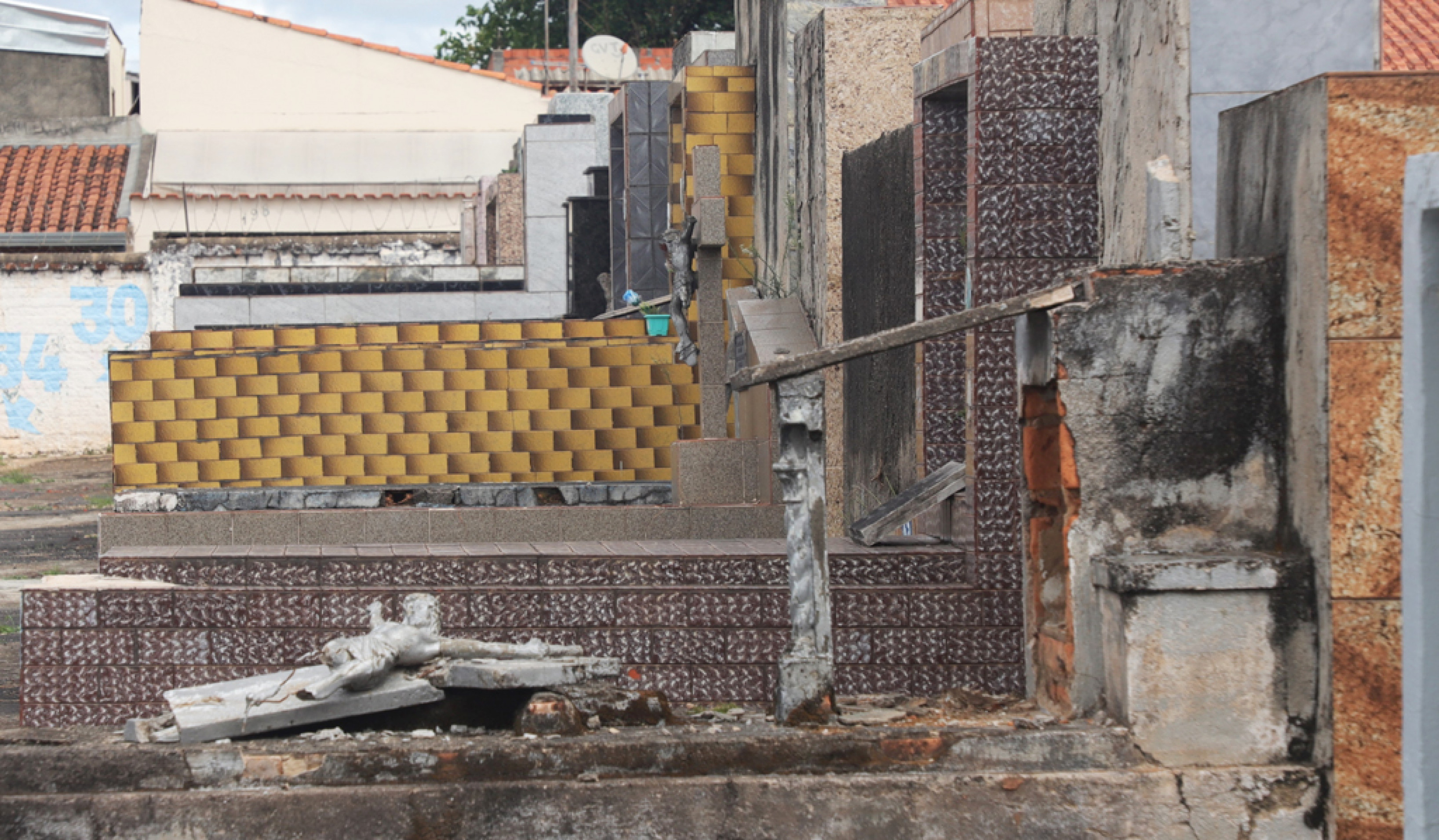 Má conservação chama atenção de quem visita sepulturas
