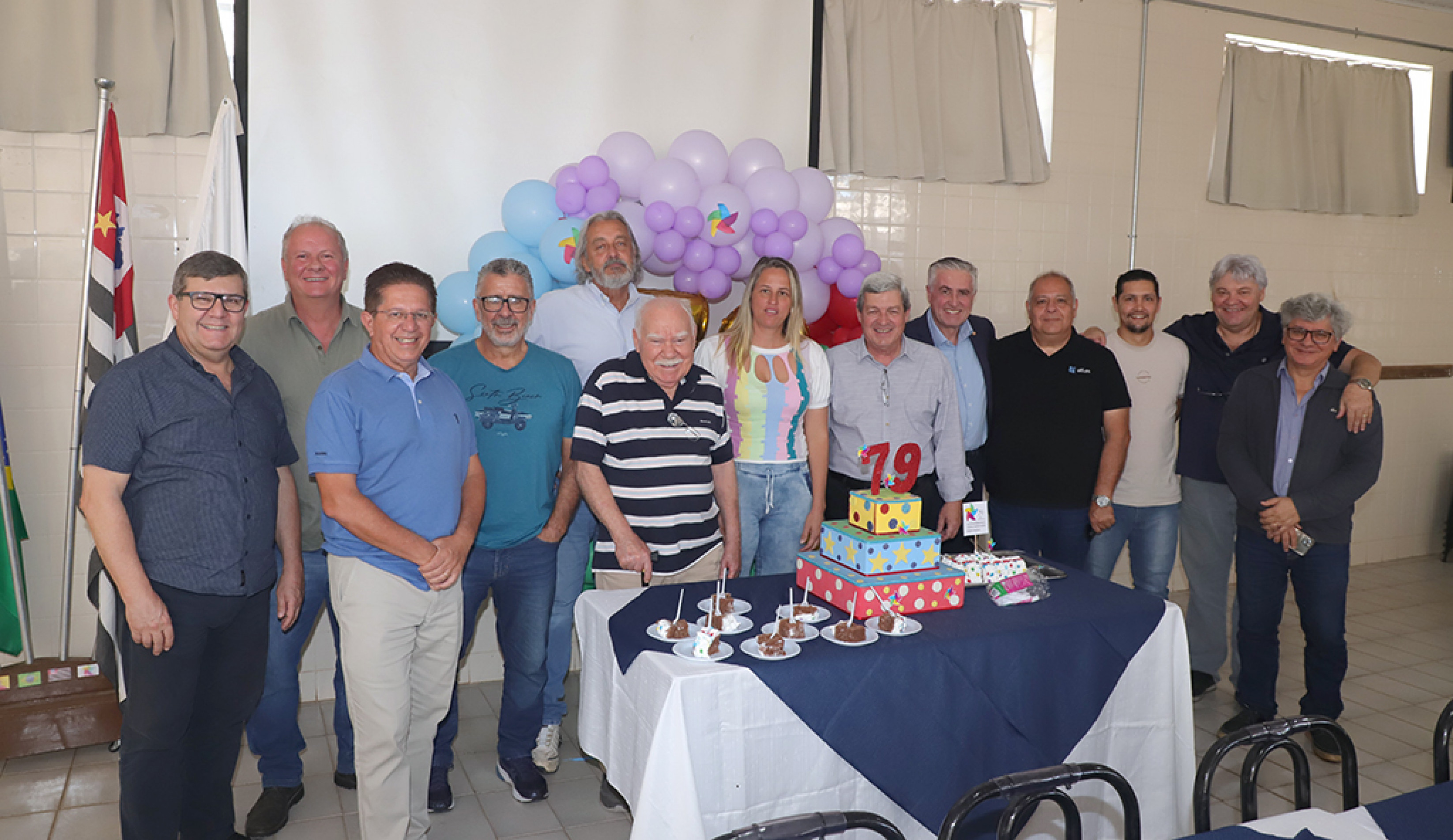 Apresentações artísticas dos alunos abriram o evento, seguido de almoço e do tradicional ‘parabéns’
