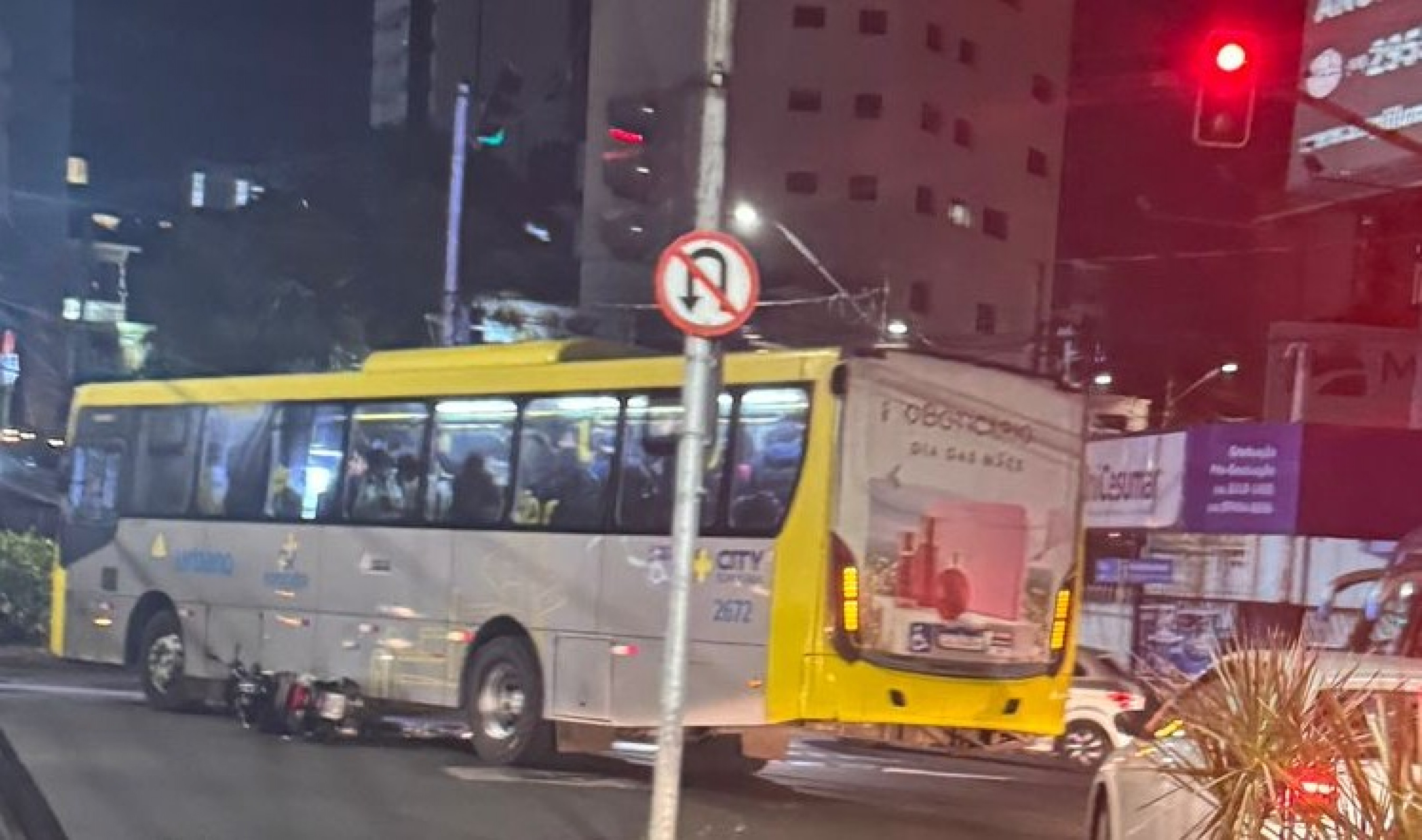 Durante a curva, um motociclista colidiu com um veículo e outra moto,que caiu sob o ônibus