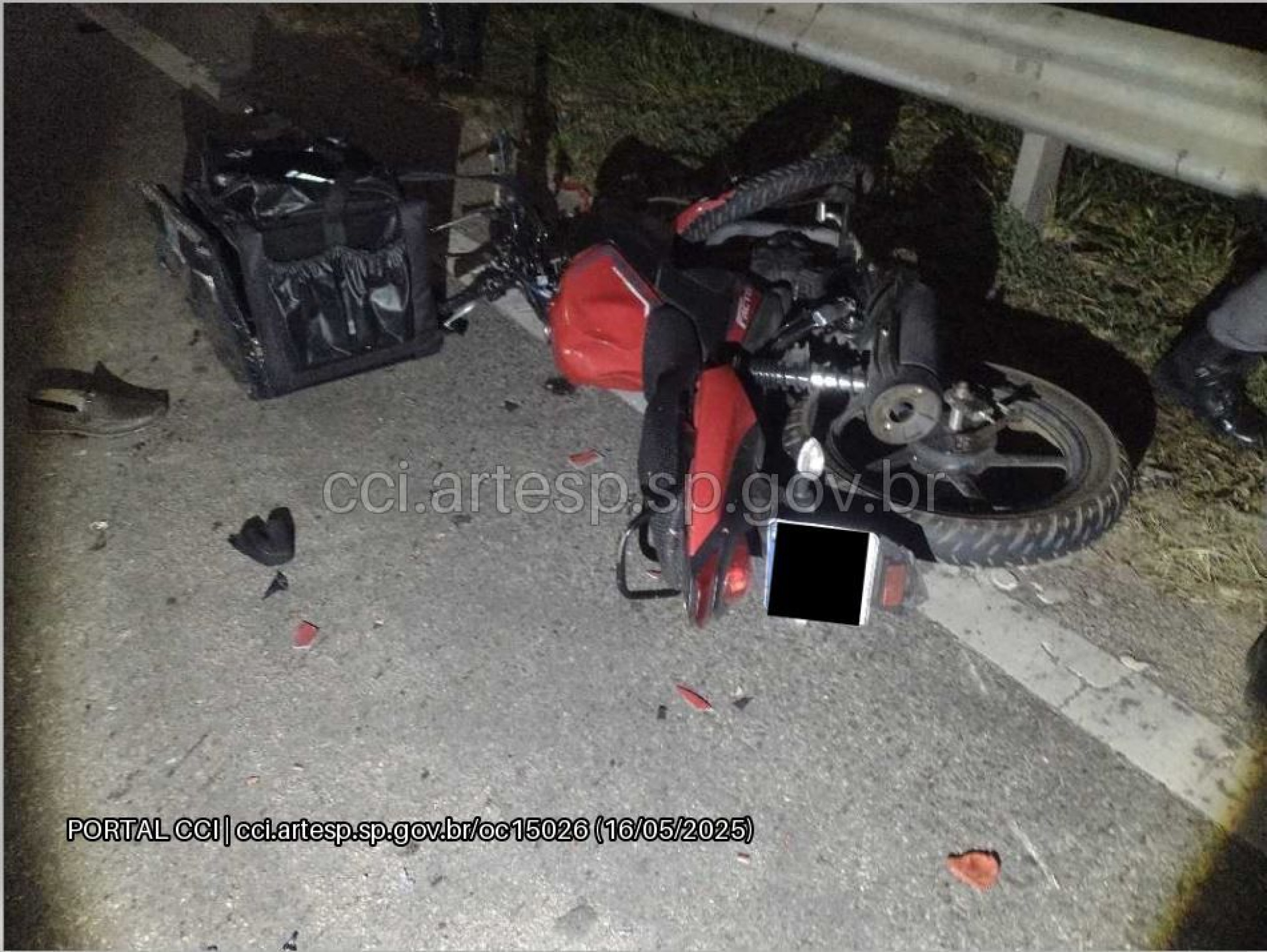 Veículos fugiram do local sem prestar socorro; vítima foi arremessada após queda