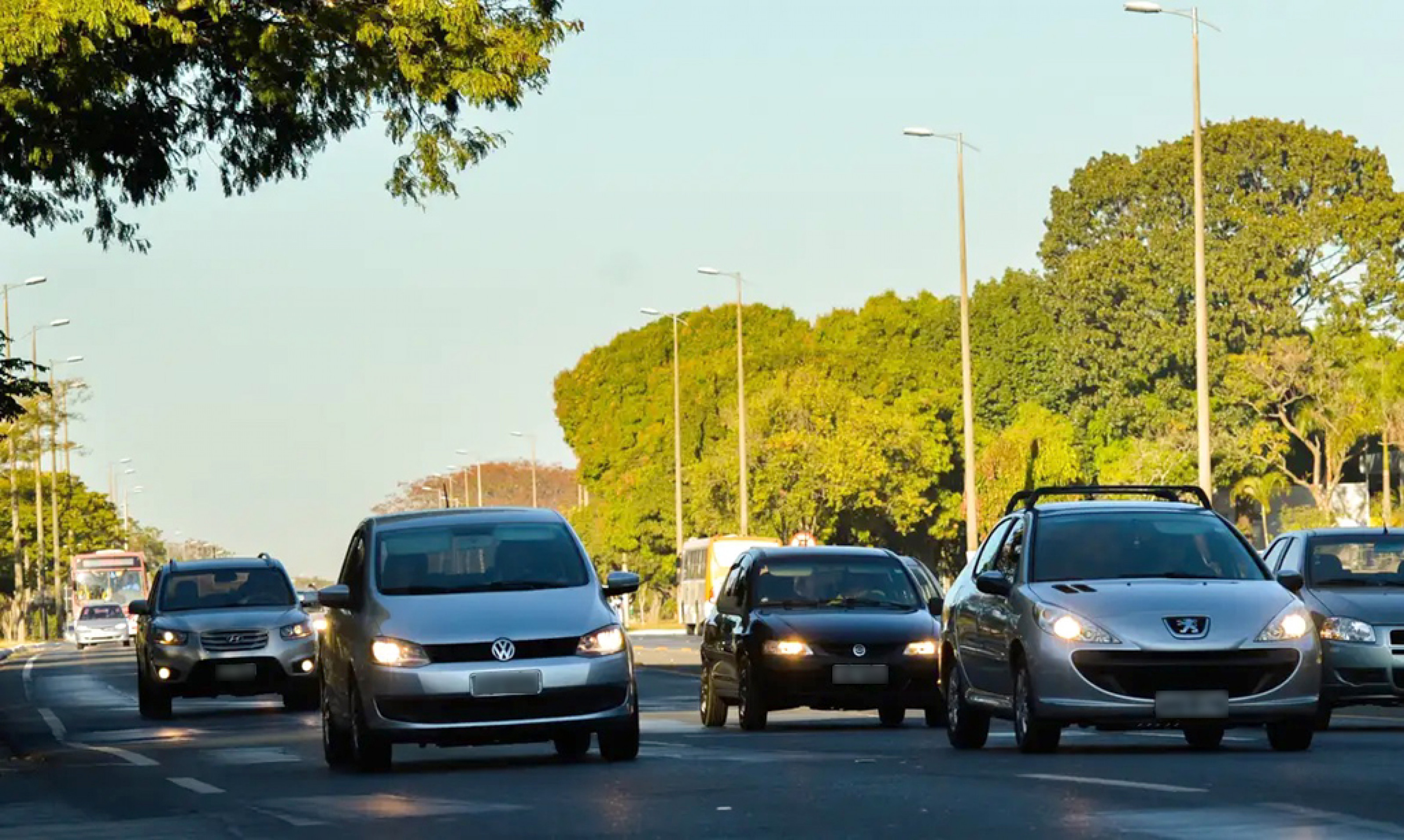 Uso dos faróis durante o dia é obrigatório apenas em rodovias de pista simples e fora do perímetro urbano 
