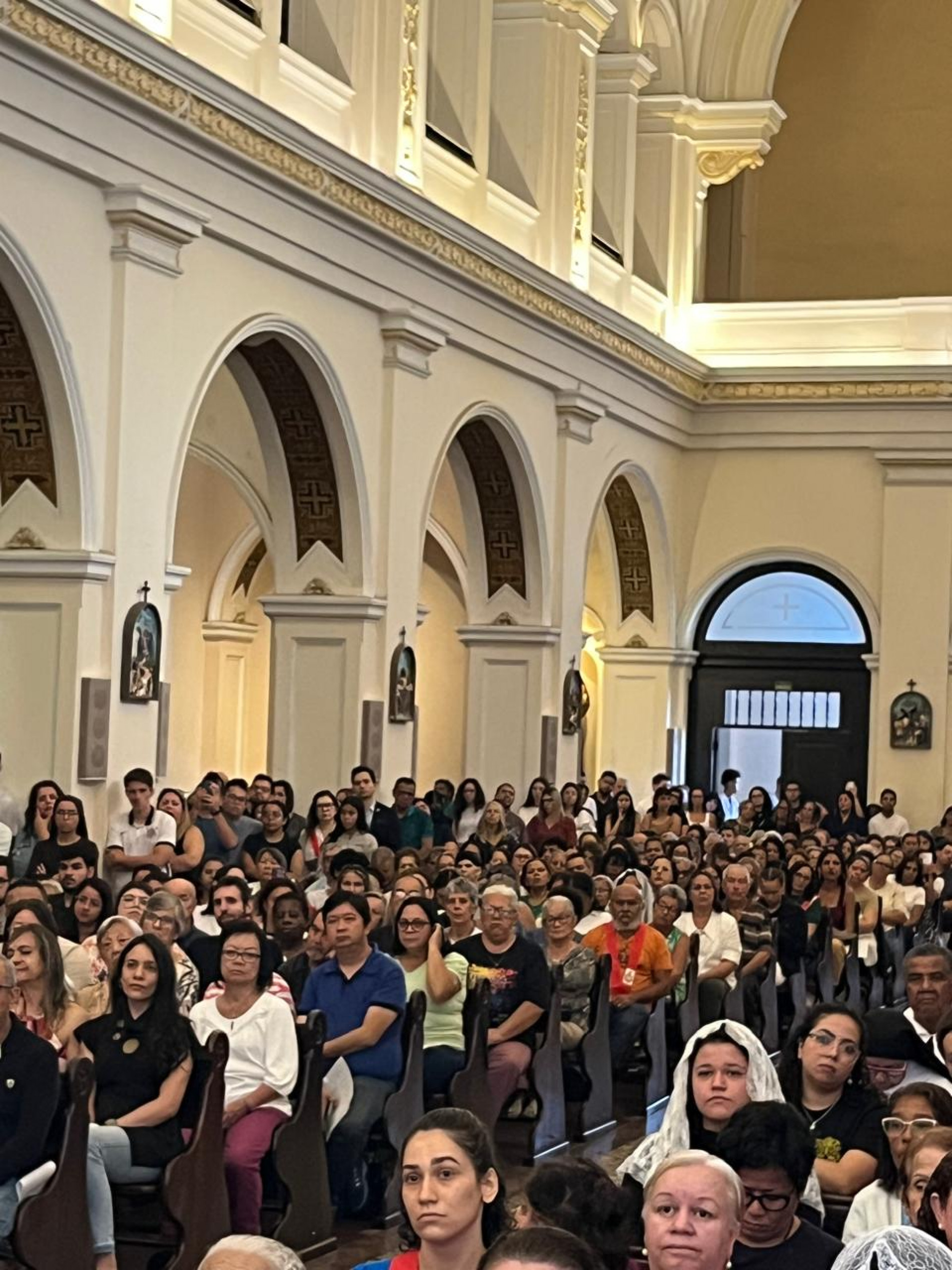 Fiéis lotaram a catedral em clima de despedida e gratidão pelos anos em que esteve à frente da Arquidiocese de Sorocaba