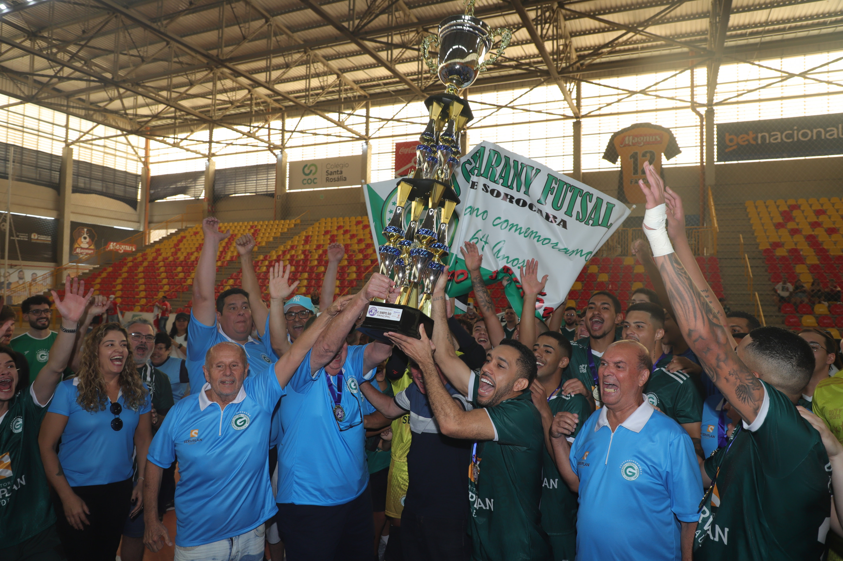 O grupo comemorou mais um troféu em sua história