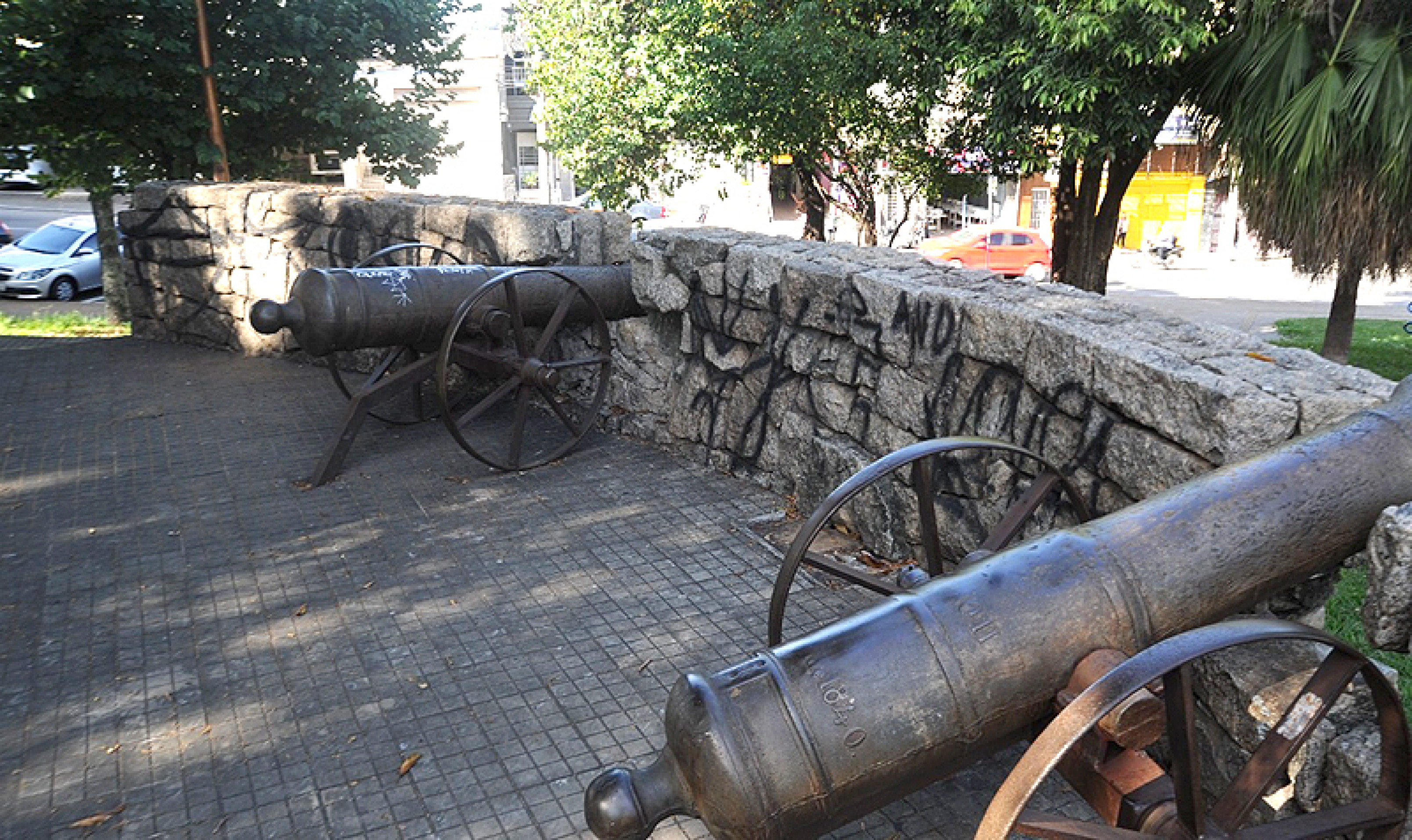 Monumento em Sorocaba segue pichado e sem identificação, quase quatro meses após promessa de revitalização feita pela Prefeitura
