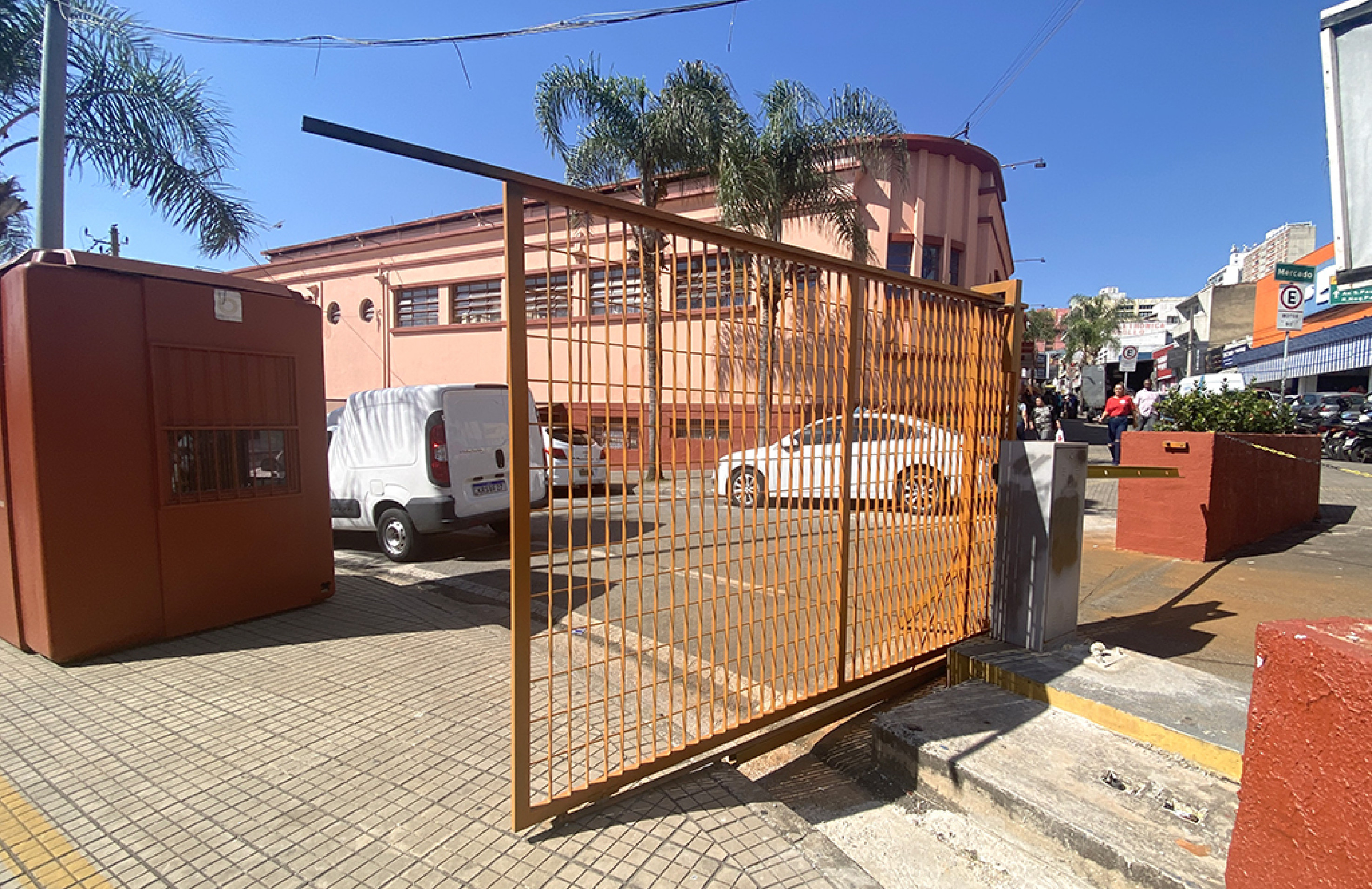 As grades teriam sido instaladas devido aos veículos que passavam por cima da calçada do estacionamento