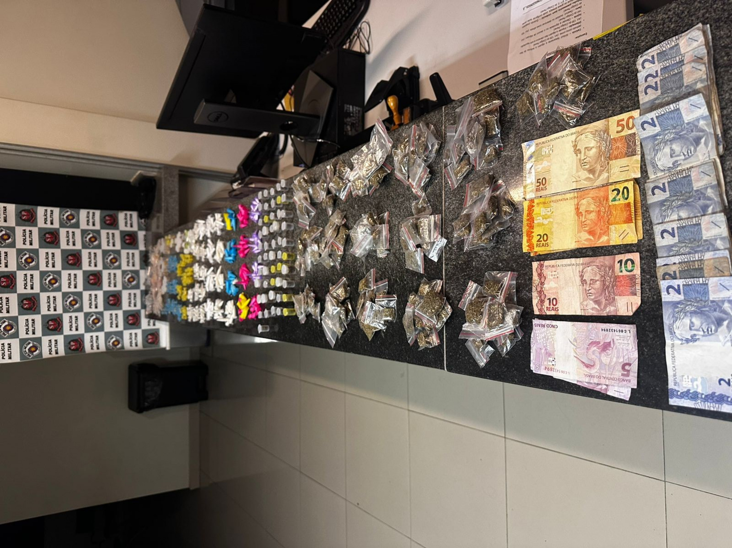 Polícia Militar apreende adolescente de 17 anos com cocaína, maconha, crack e 