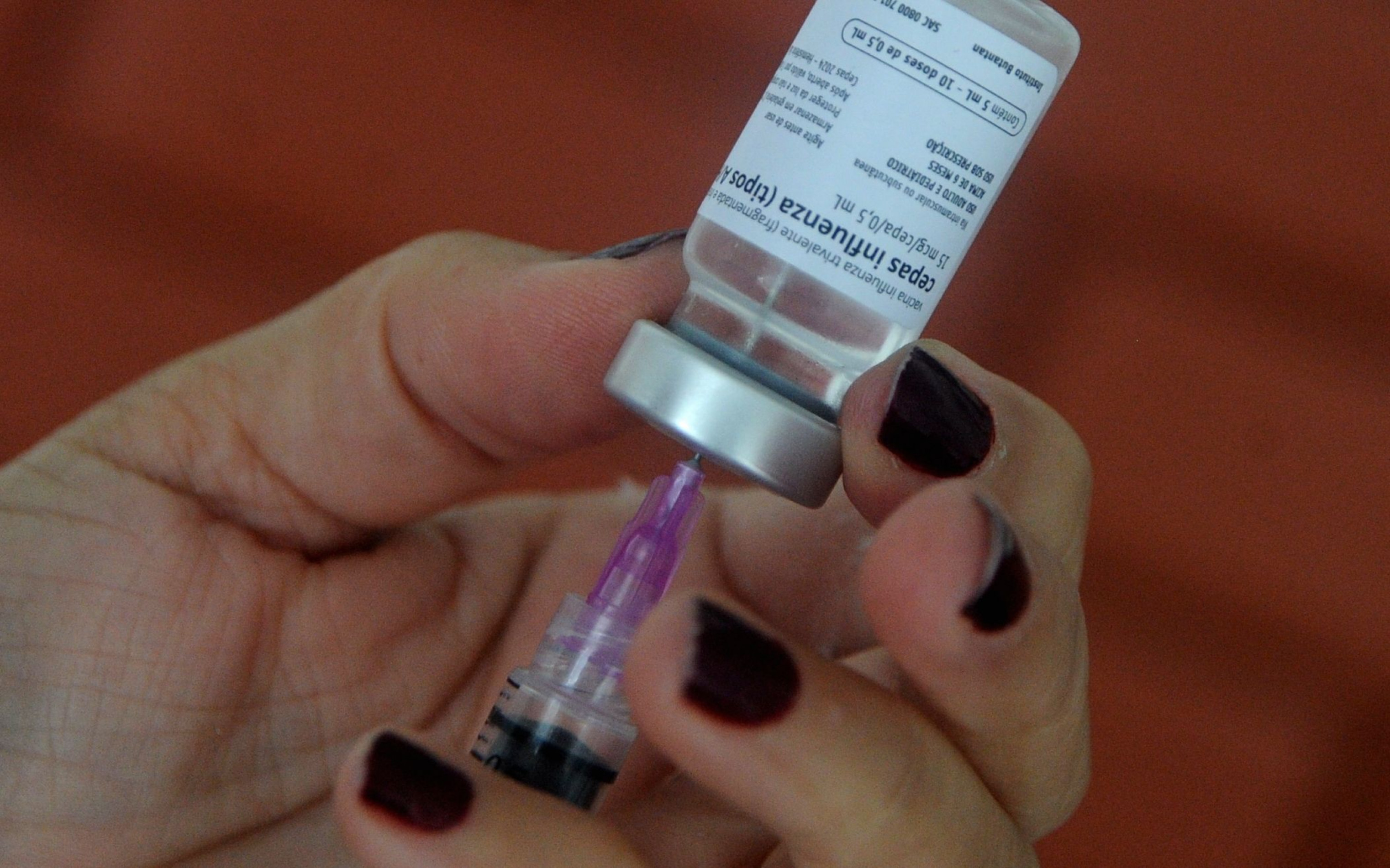 A vacina contra a gripe (virus influenza) é capaz de evitar entre 60% e 70% dos casos graves e óbitos