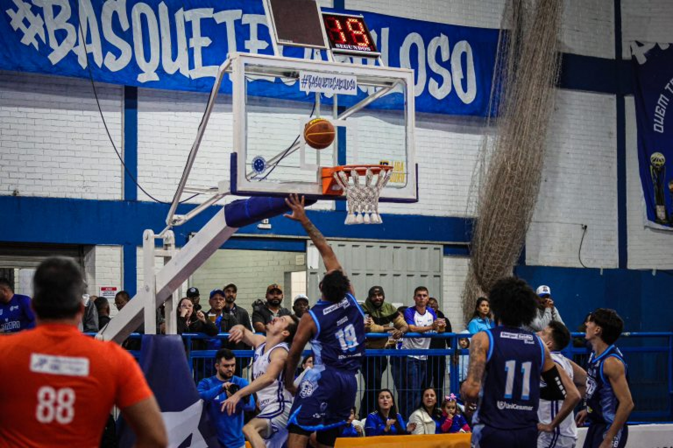 A LSB tentou, mas se perdeu na volta do intervalo e tomou a virada