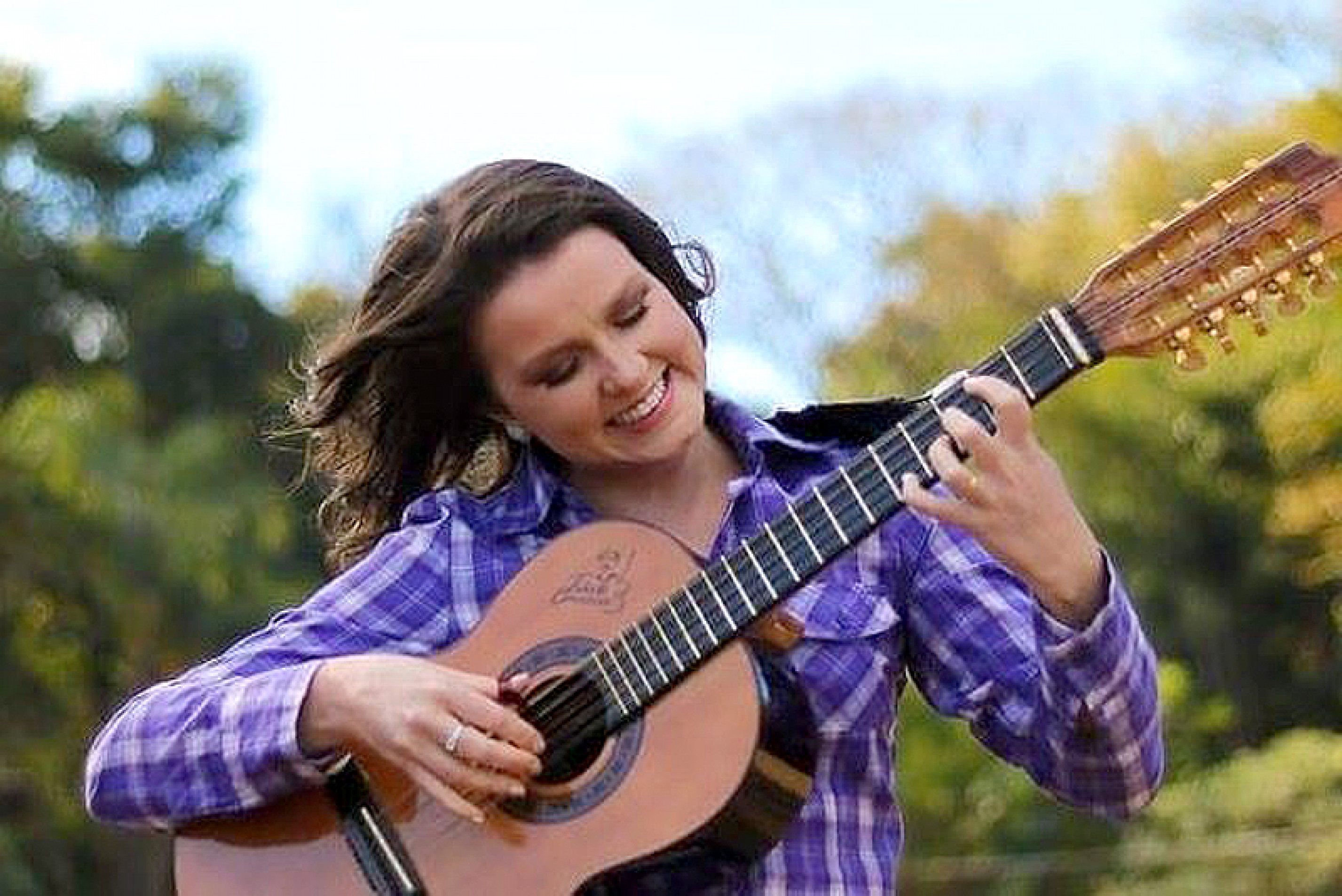 Karoline é cantora, violeira, compositora, 
catireira, educadora musical e maestra