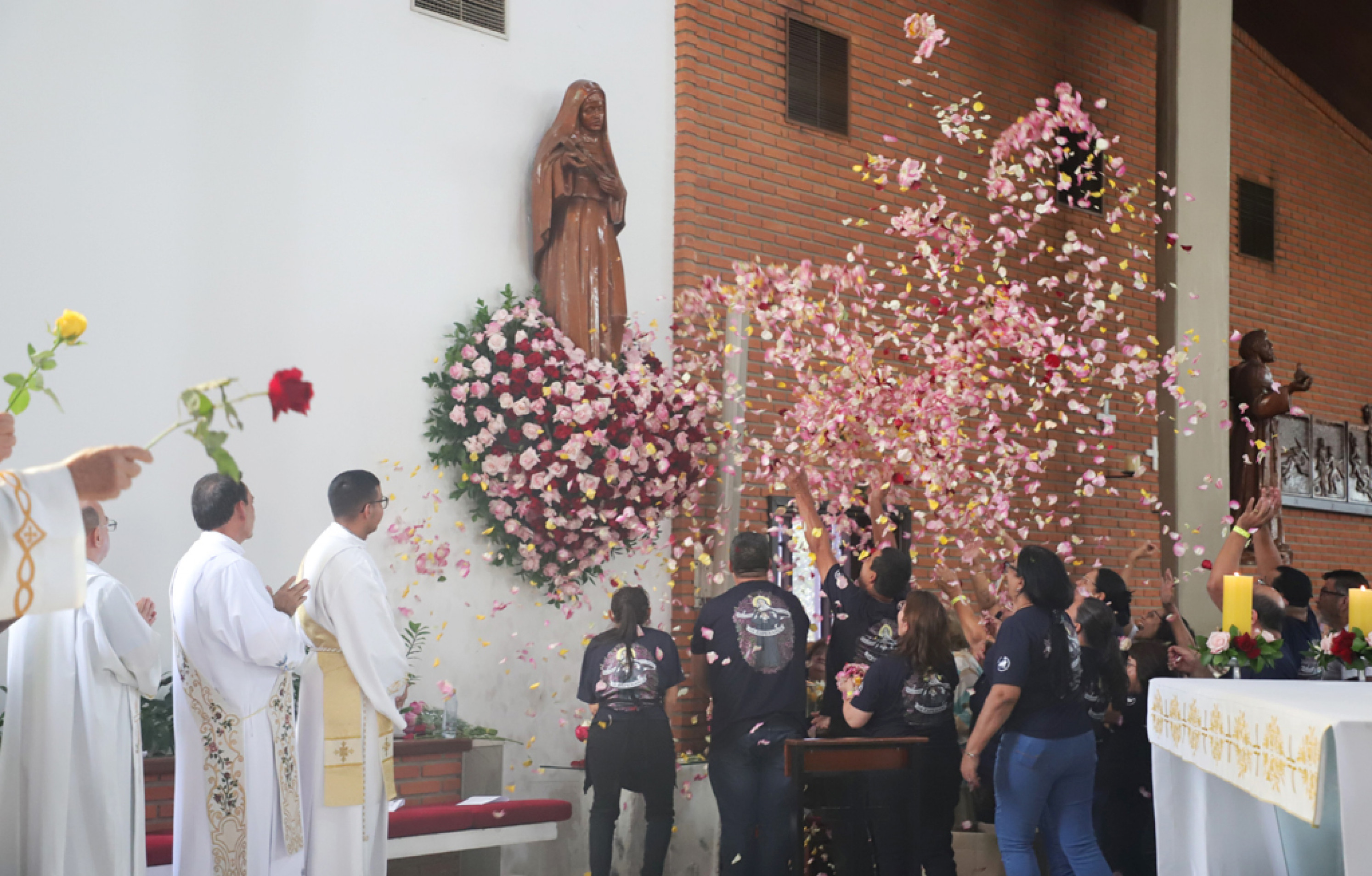 Paroquianos decoram a igreja com cerca de 600 rosas: outras sete mil são distribuídas e vendidas