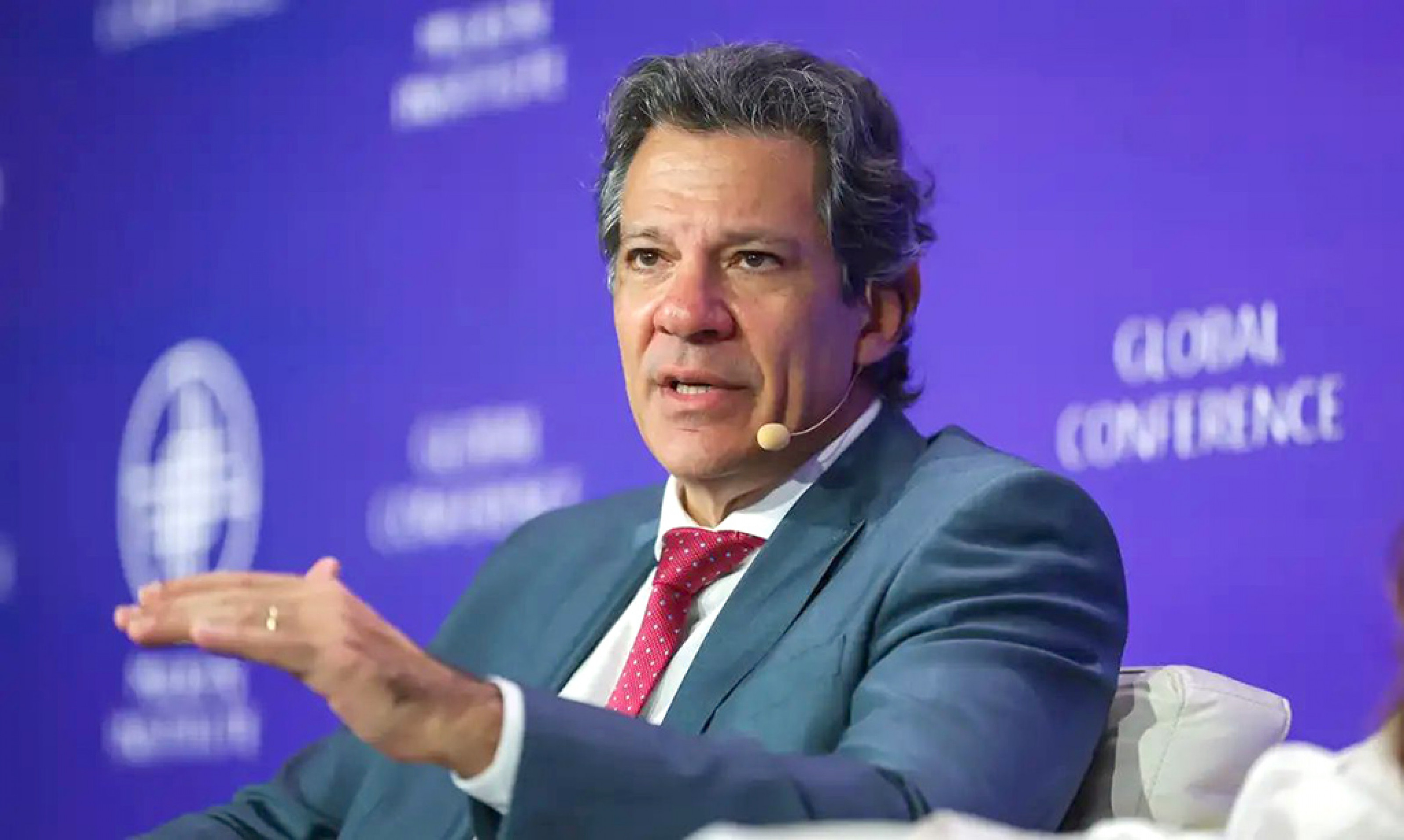 Ministro deu entrevista antes da abertura do mercado
