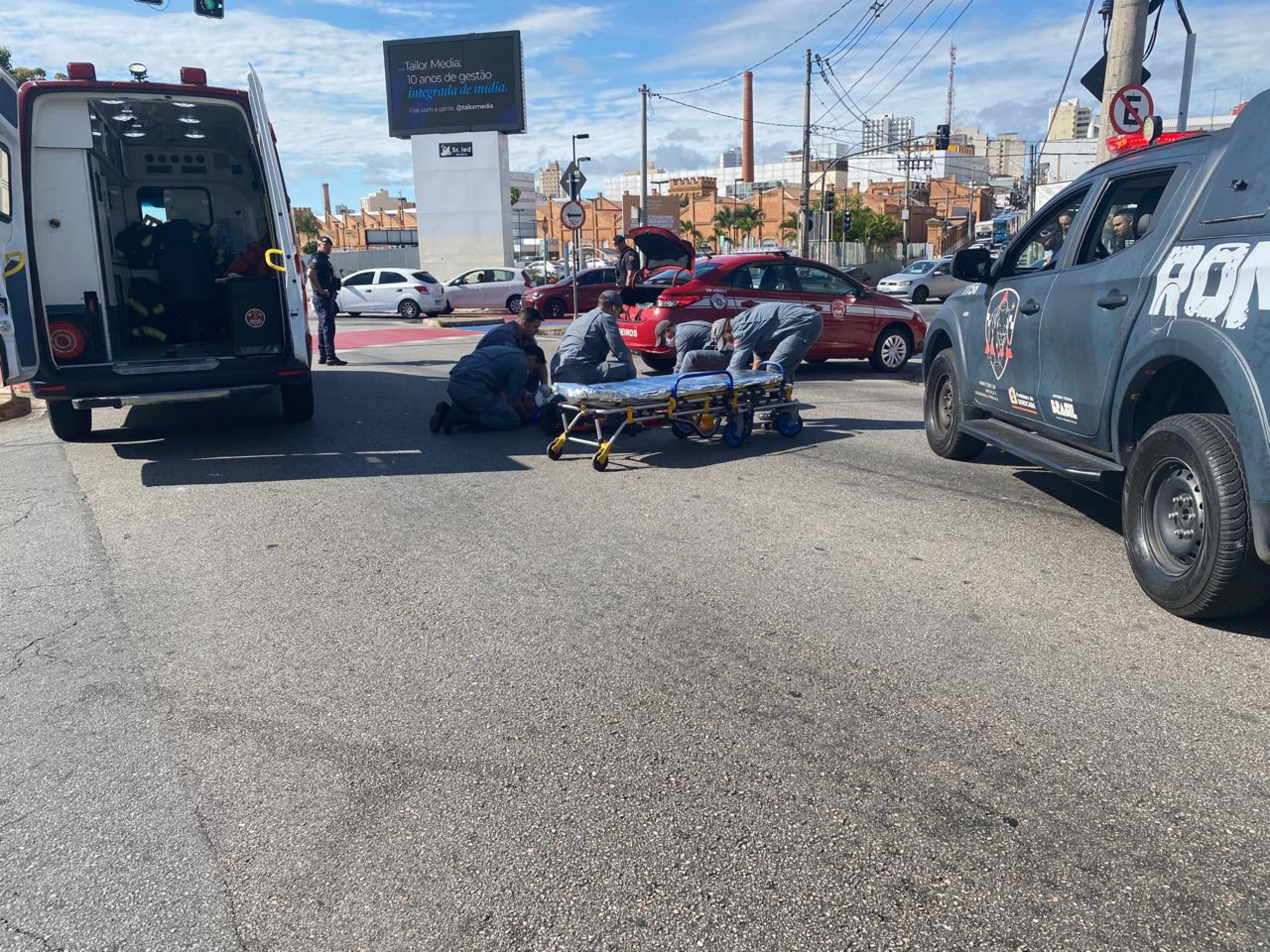 Ocorrência foi registrada na manhã de sexta-feira (23); homem foi hospitalizado com dores na perna

