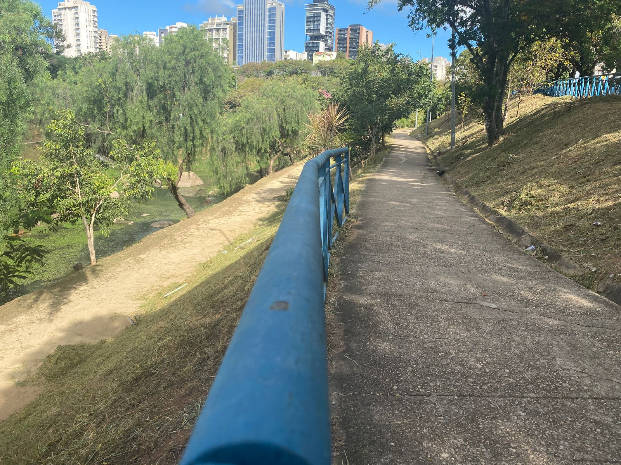 Uma pessoa que fazia caminhada pelo local viu a mulher caída