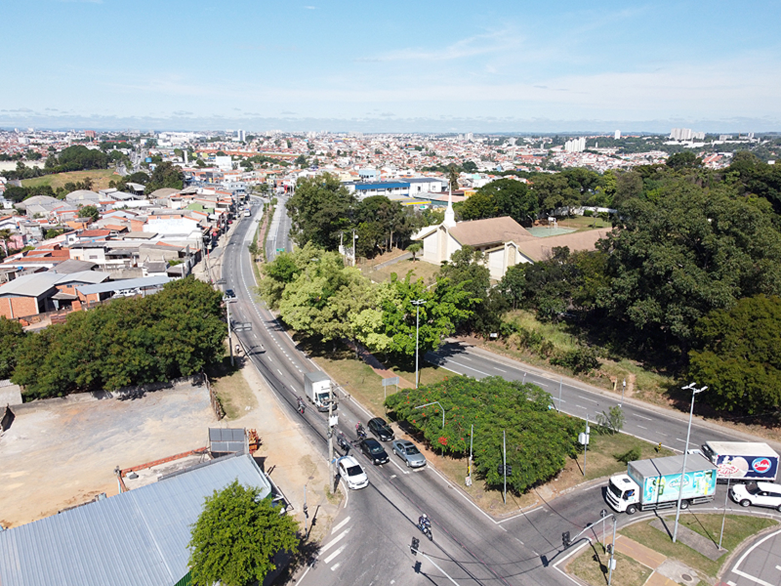 Via liga a zona norte à rodovia Castelo Branco e tem trânsito intenso nos horários de pico
