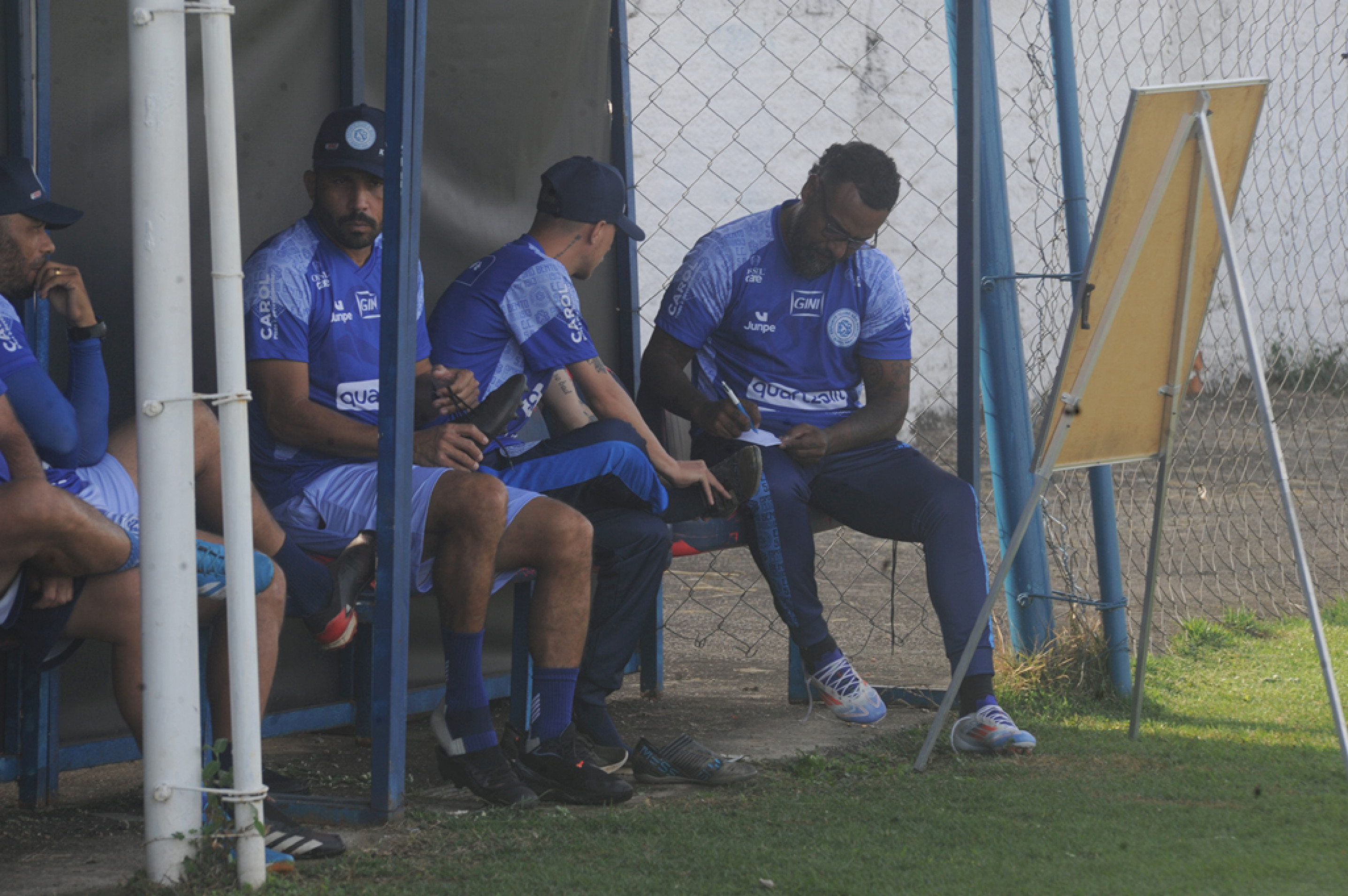 Dyego Coelho conversa com integrantes da comissão técnica: tem jogo-treino
nesta manhã
