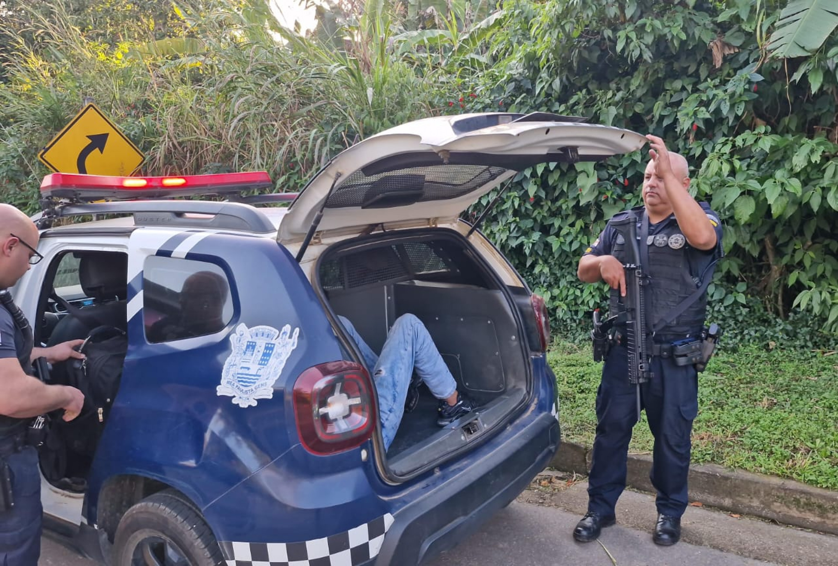 Um dos suspeitos tentou escapar novamente enquanto o outro recebia atendimento, mas foi detido e encaminhado à Delegacia de Polícia