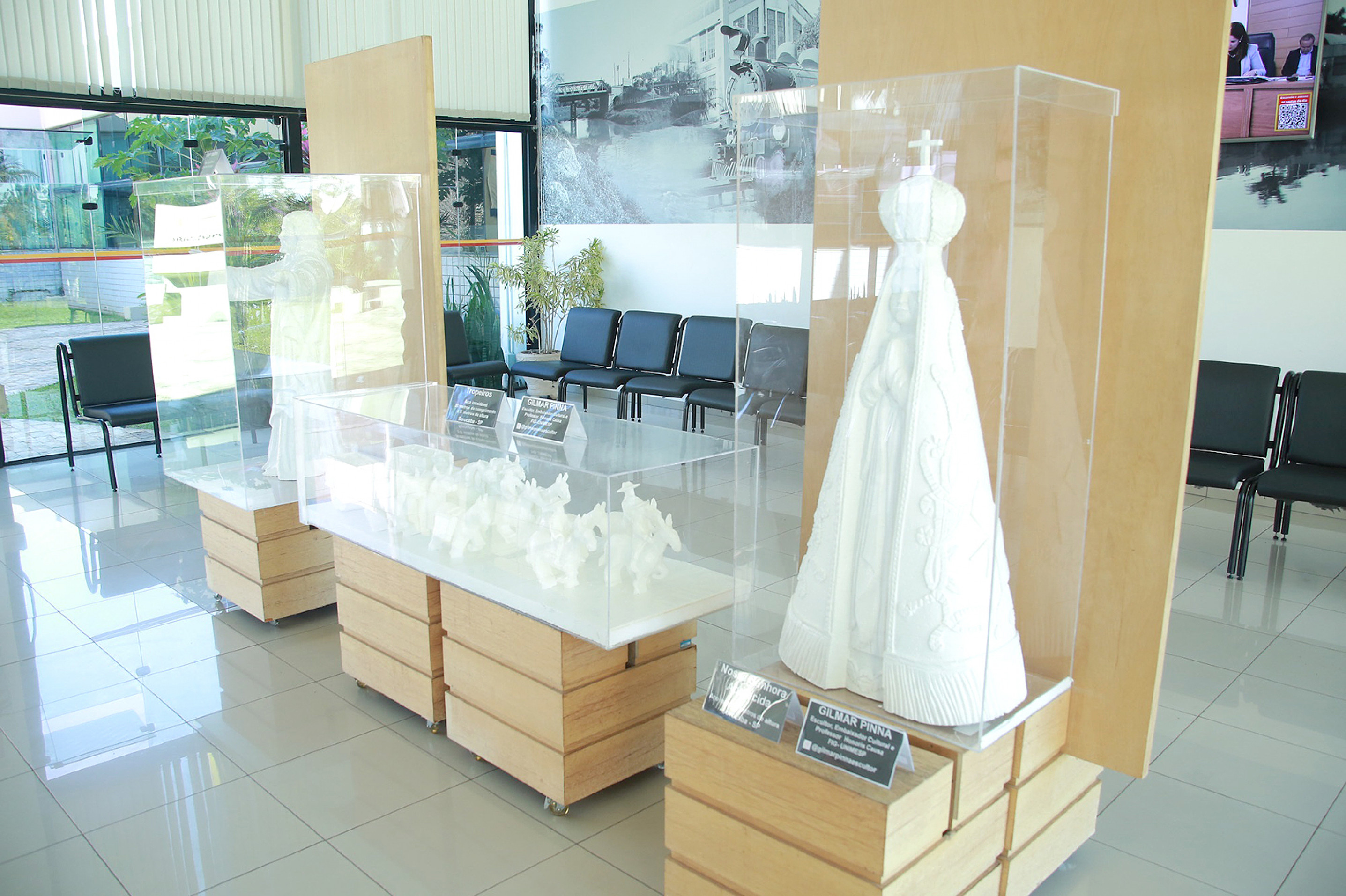 Miniaturas do Monumento aos Tropeiros, 
Nossa Senhora Aparecida e Monumento Diviníssimo
