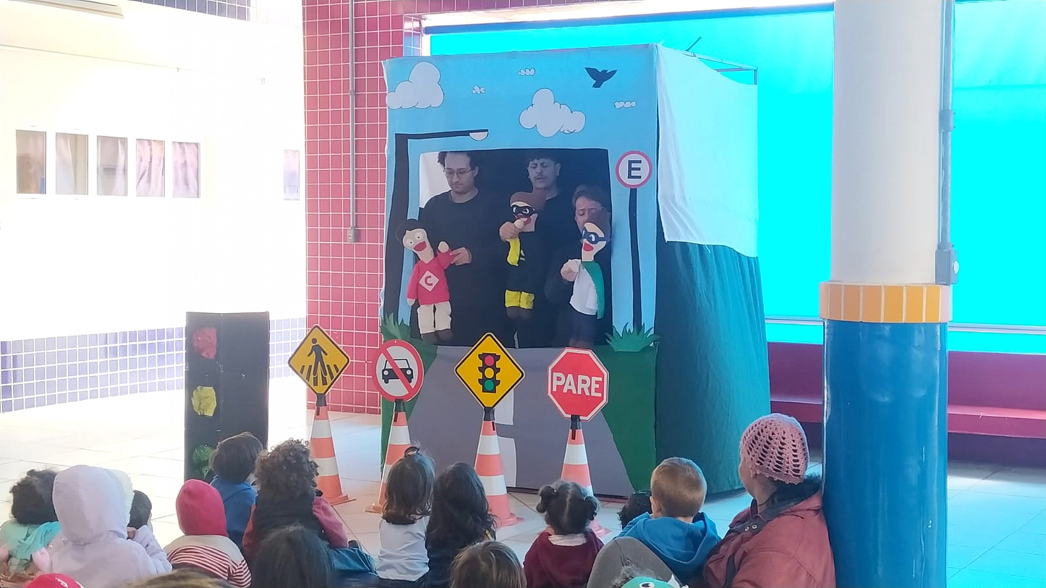 Personagens explicam quais são os comportamentos 
que todos devem adotar no dia a dia