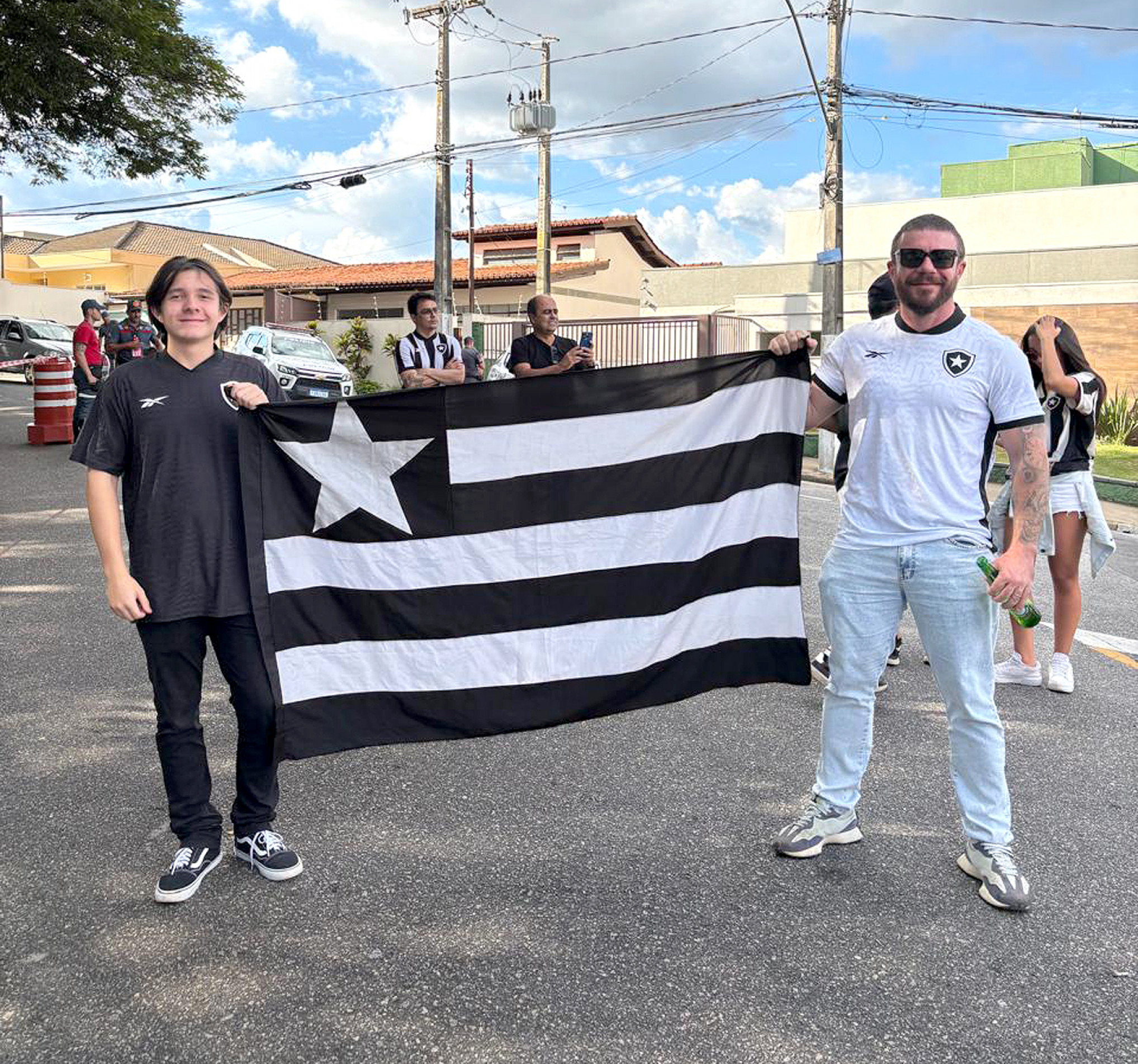 Frederico de Backer, que mora em Itapetininga, ao lado do filho Abraão: 
‘Foram 90 minutos de muita tensão’
