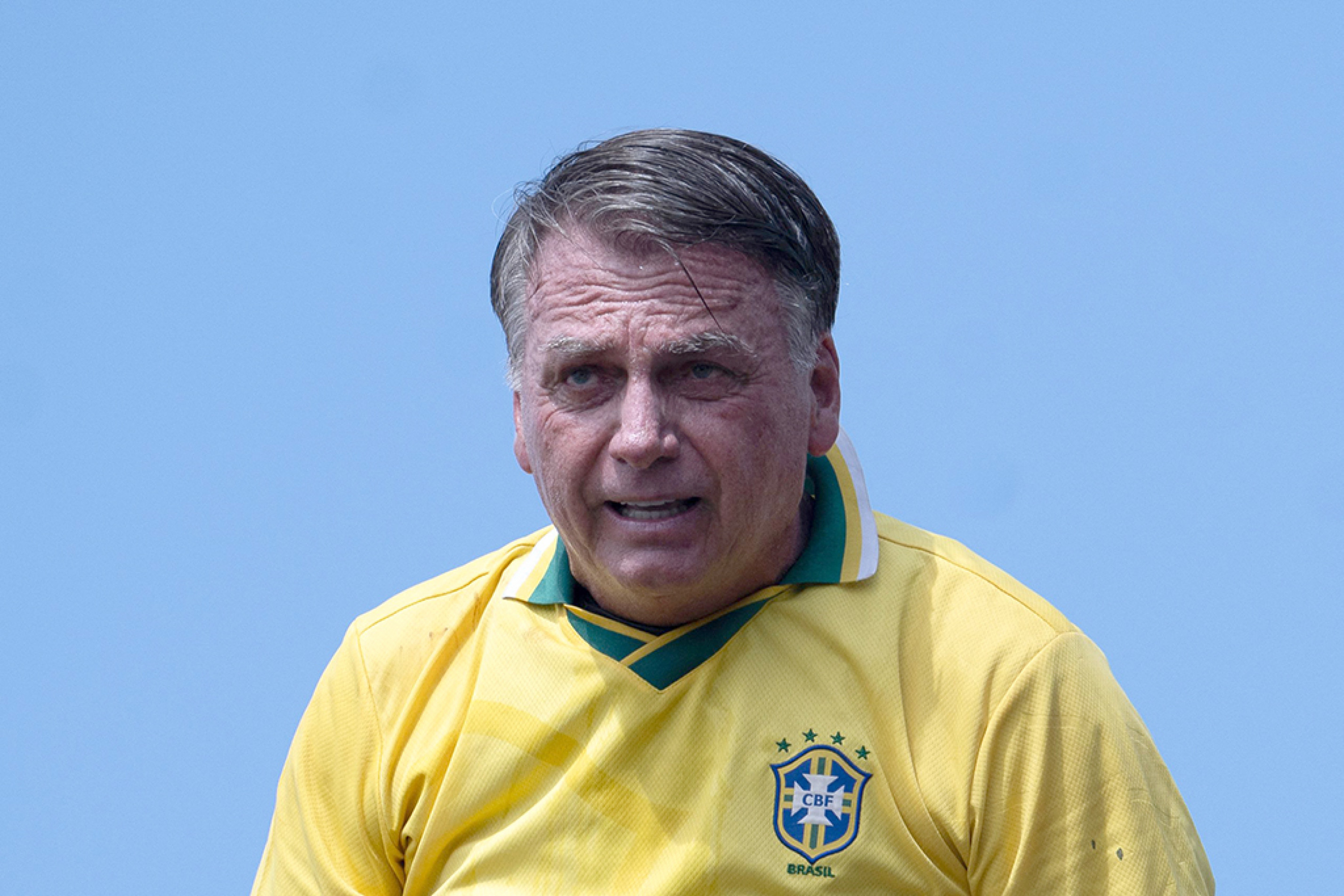 Médico do ex-presidente fez diagnóstico; Jair Bolsonaro reclama de soluços
