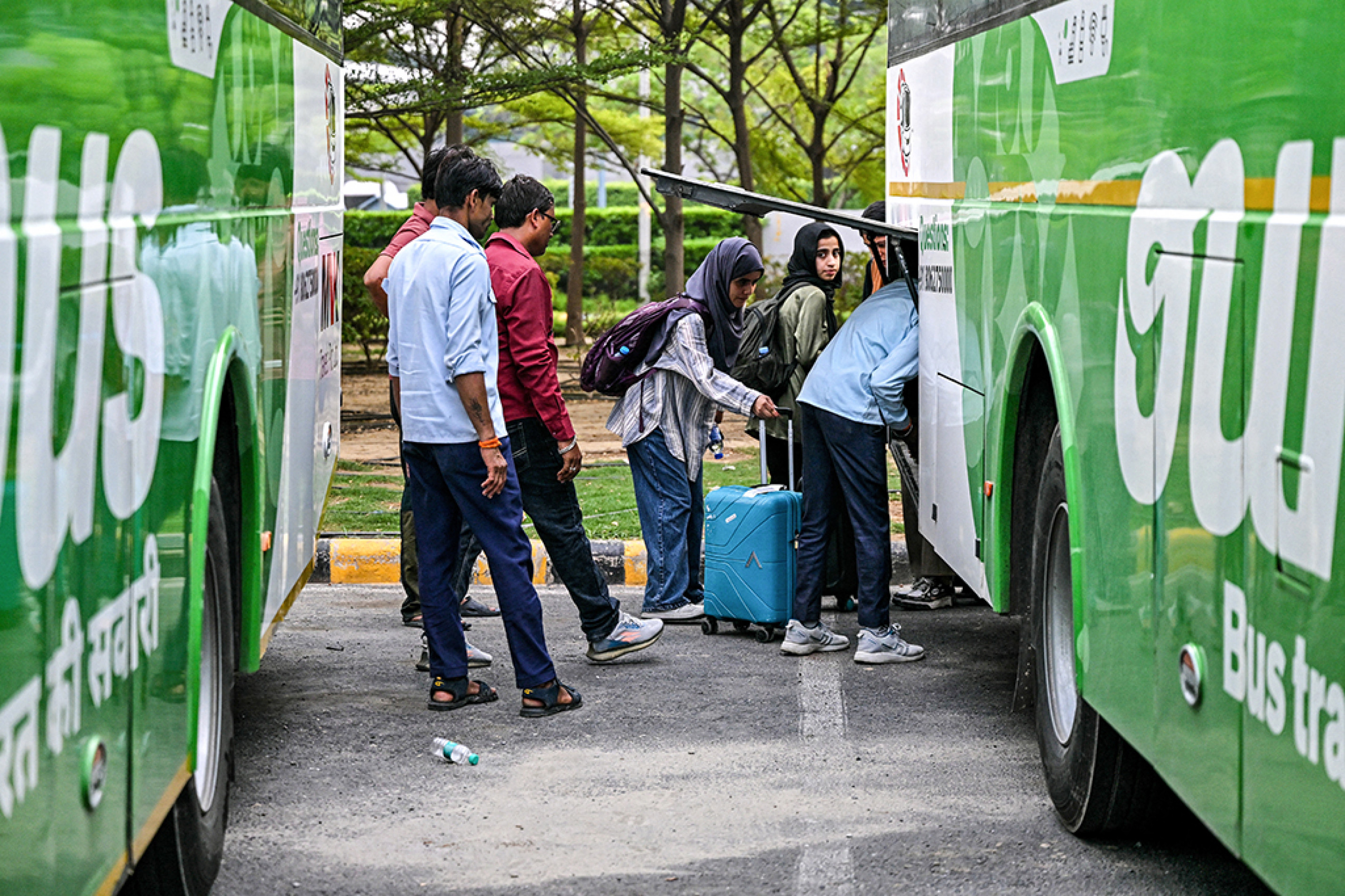 Indianos refugiados que saíram do Irã buscam abrigo em Nova Delhi
