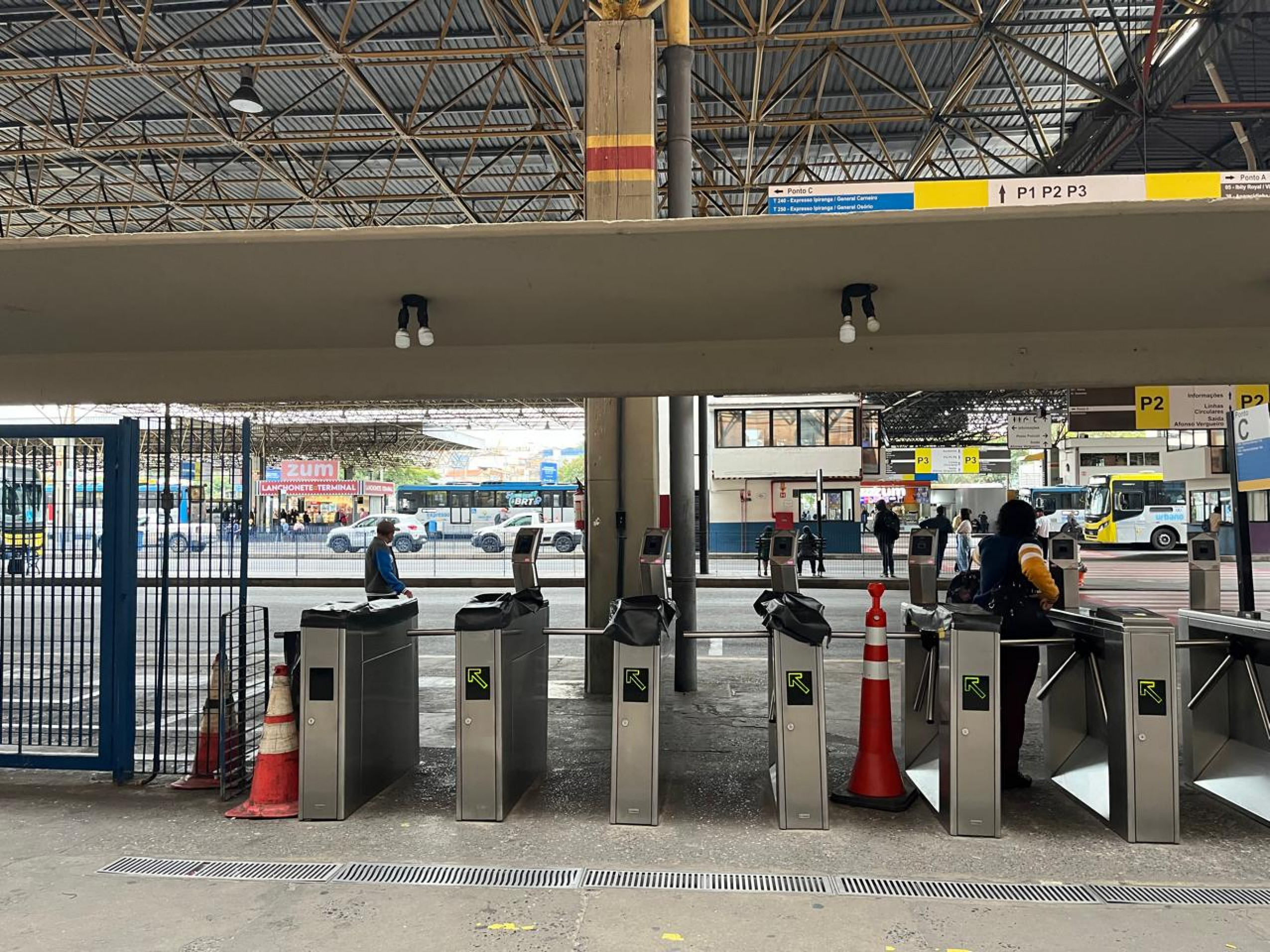 Segundo a Urbes – Trânsito e Transportes, aos domingos e feriados o usuário passa o cartão no leitor; a catraca será liberada automaticamente, sem cobrança