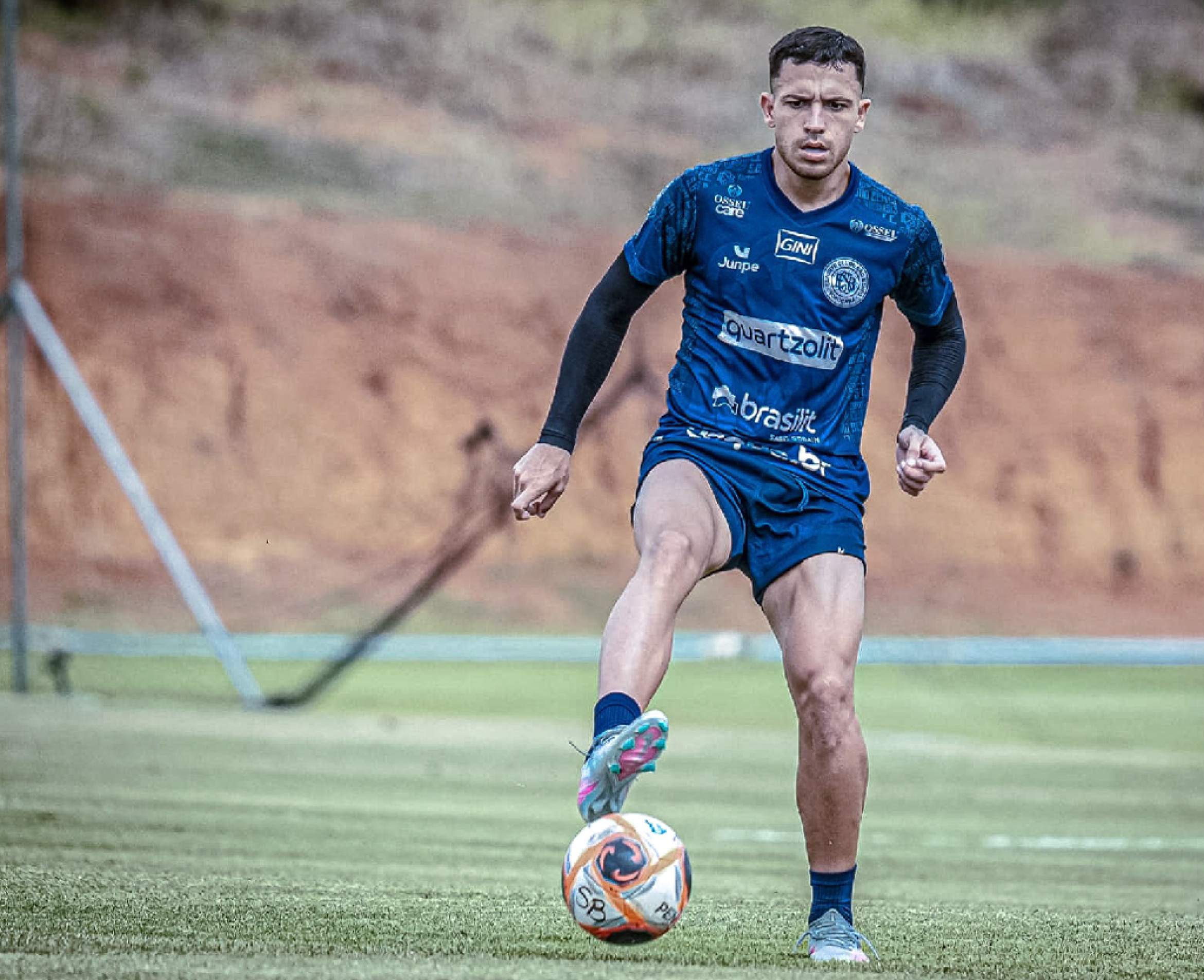 Atacante Fernando durante jogo-treino: 1 a 0