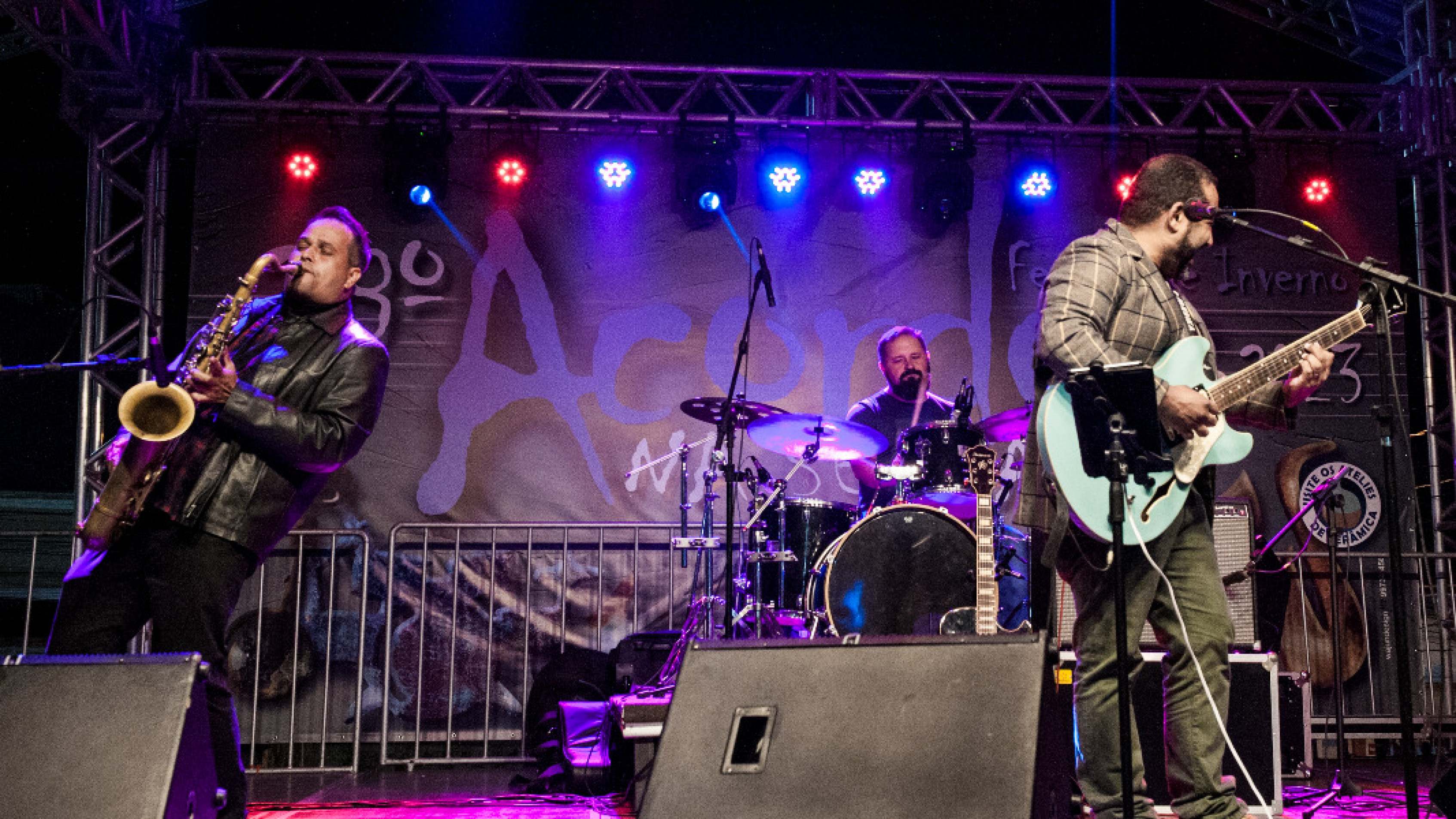 O show mistura diversas influências musicais, como pop e rock, refletindo a rica diversidade cultural e étnica do Brasil