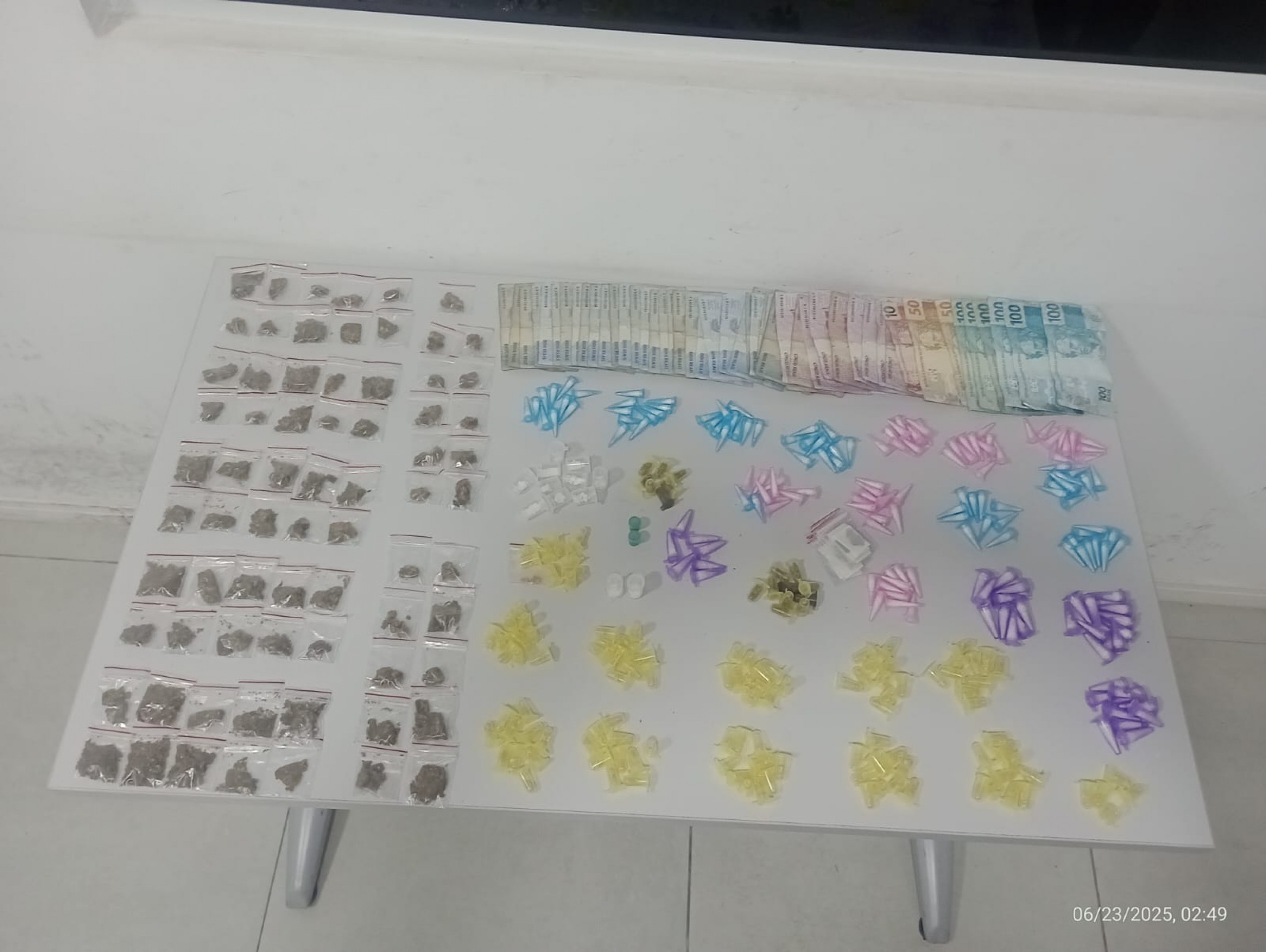 Suspeitos foram surpreendidos tentando se esconder durante patrulhamento da Polícia Militar no Jardim Refúgio