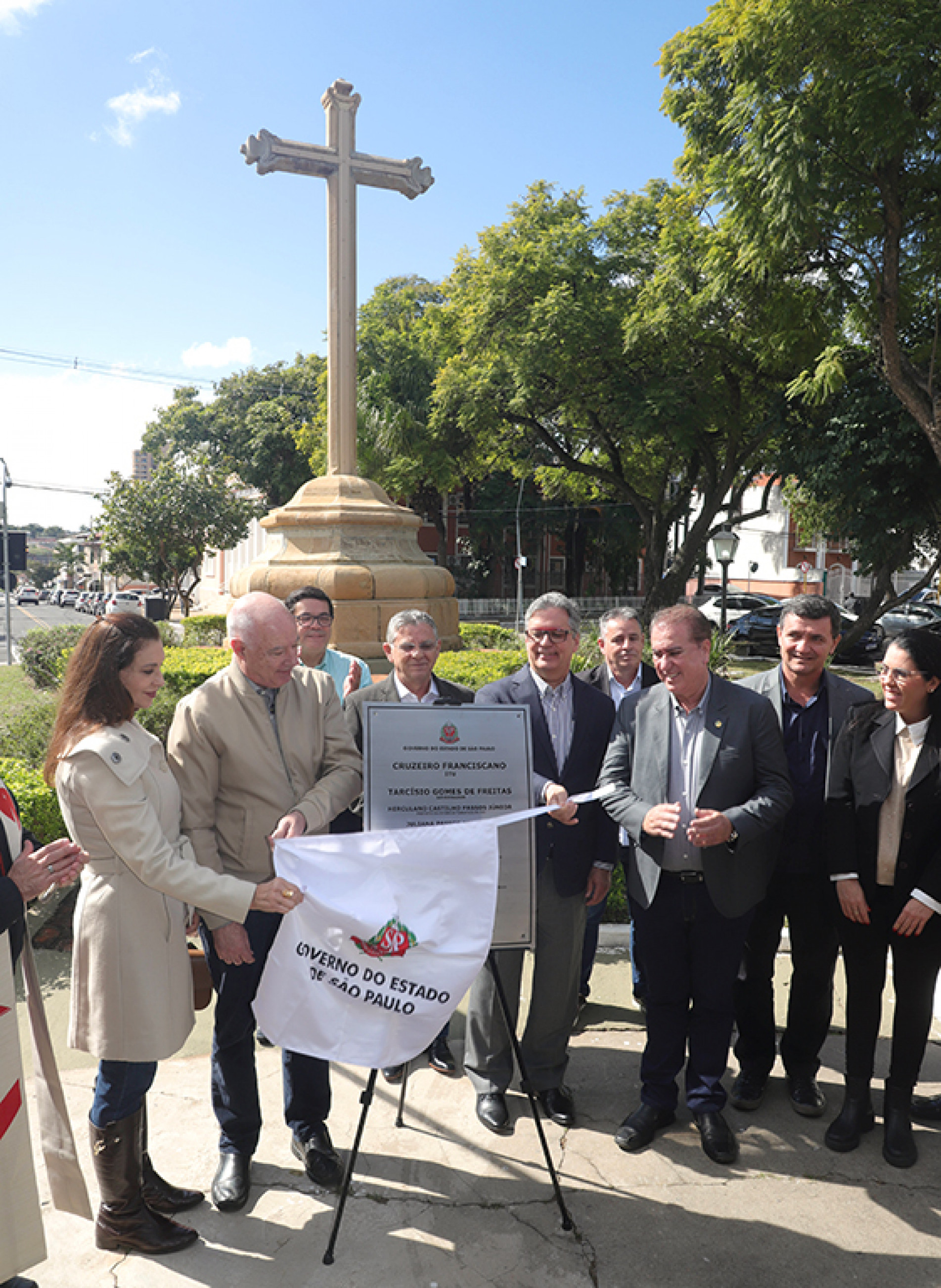 Prefeito e autoridades descerram a faixa inaugural
