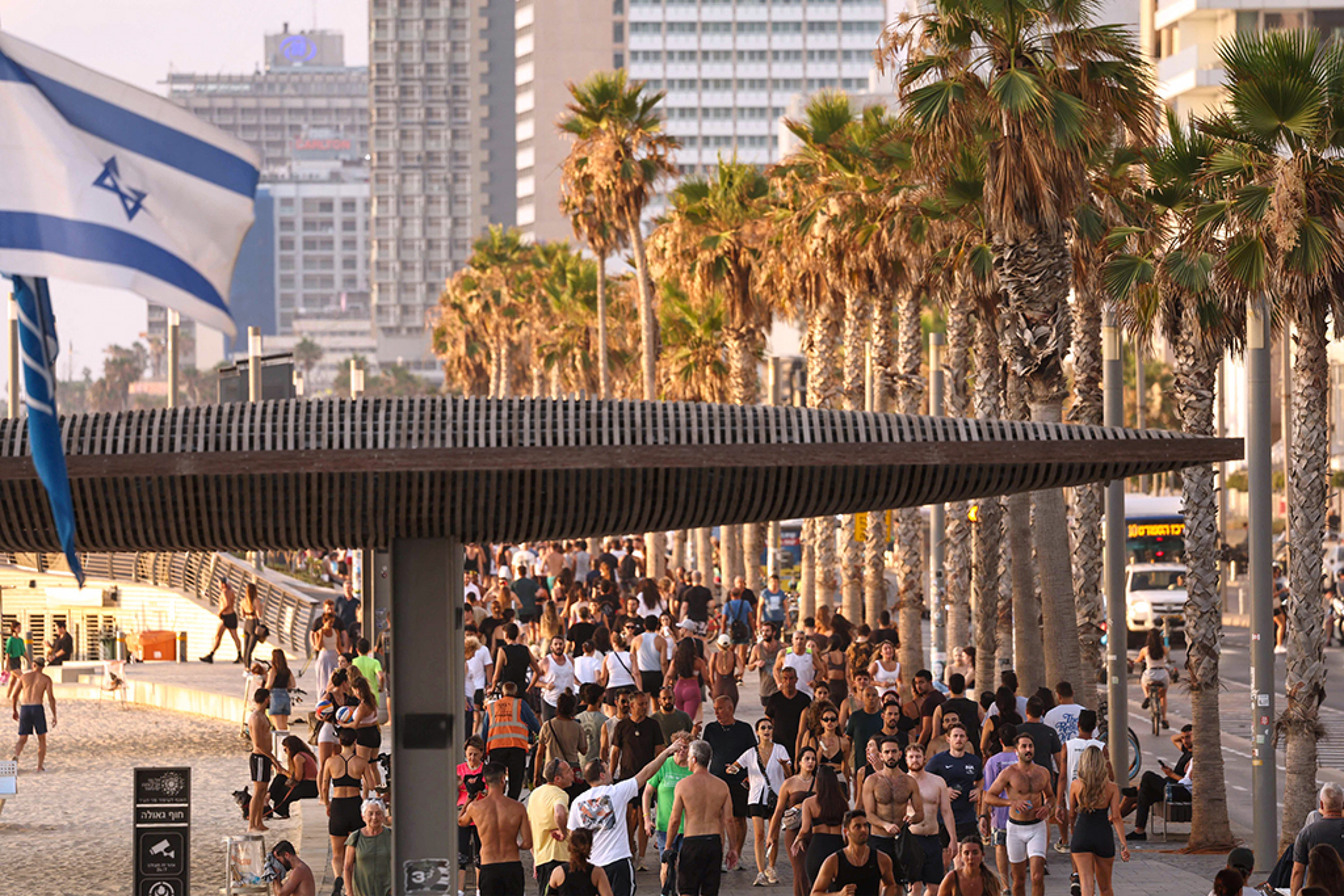 Governo suspendeu restrições e israelenses puderam sair às ruas em Tel Aviv
