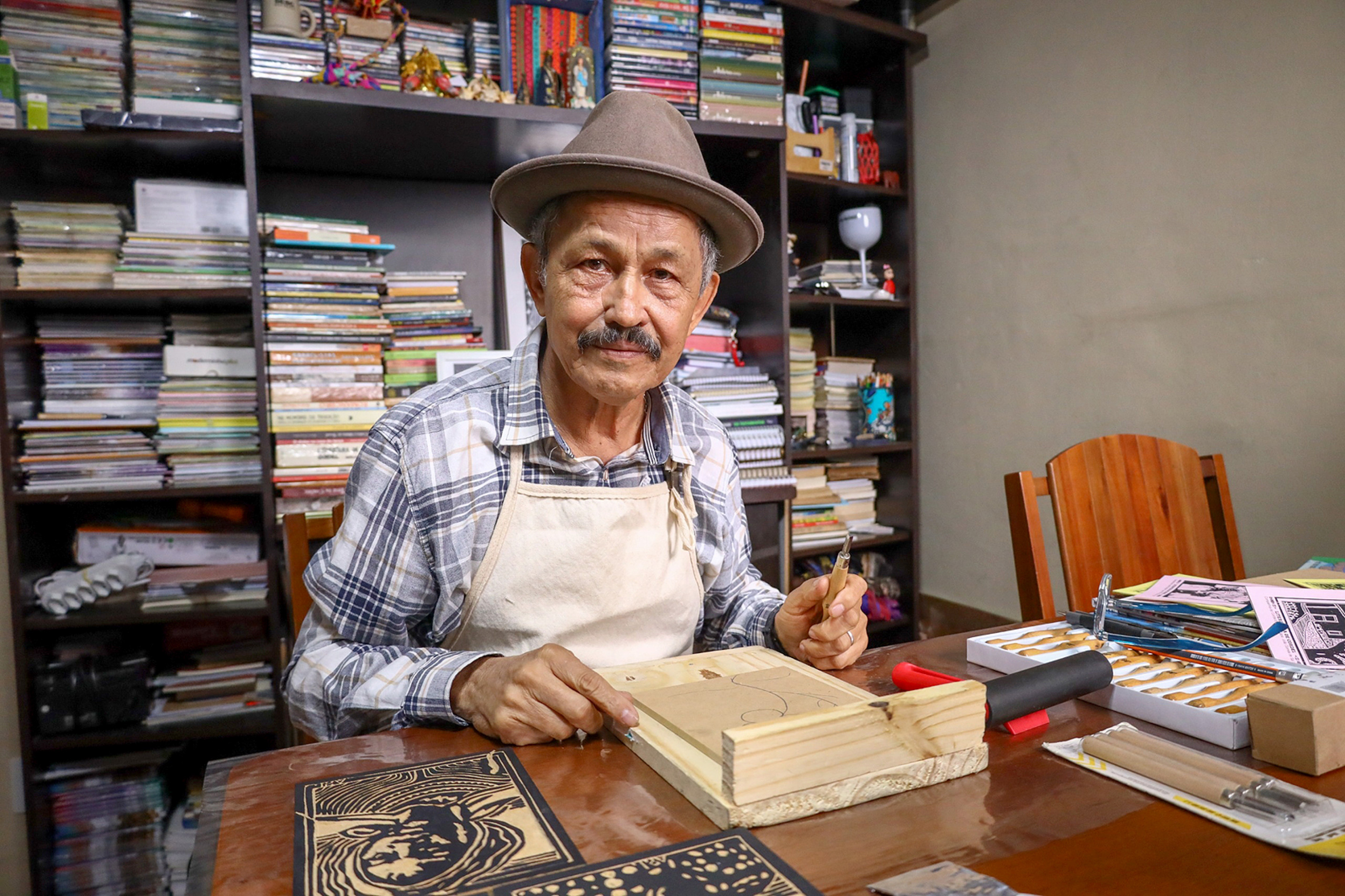 João Gomes de Sá tem vasta trajetória na literatura de cordel e na arte da xilogravura
