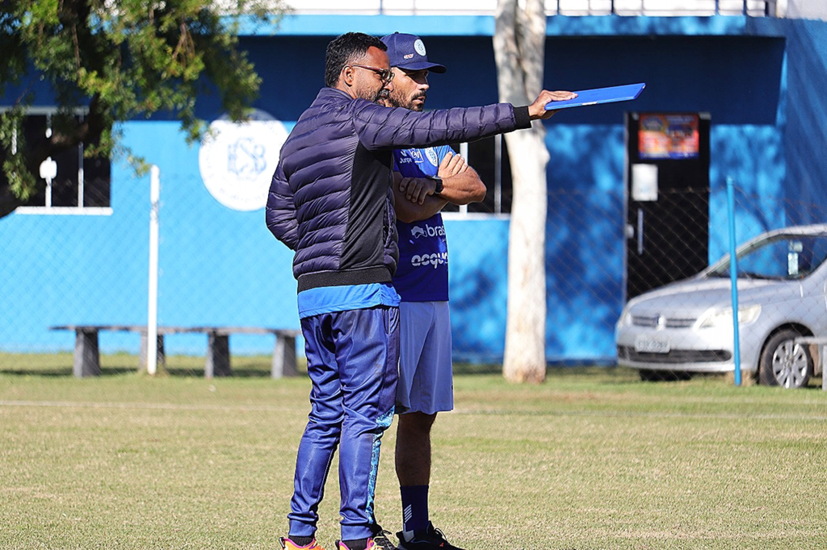 Técnico conversa com o auxiliar: derrota passada ainda não foi digerida
