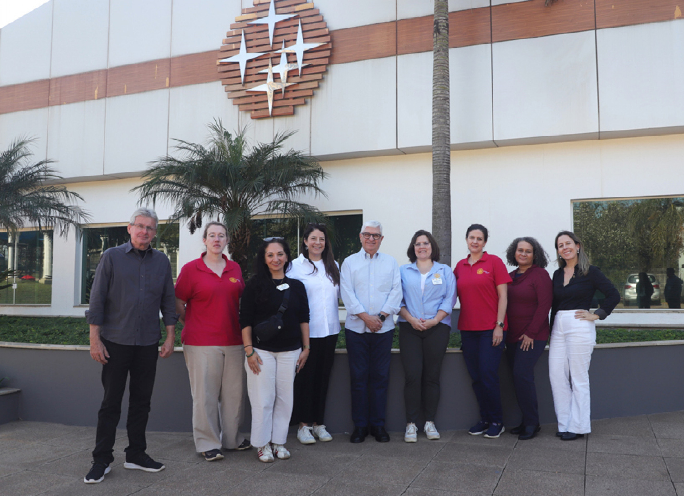 Hélio Sola Aro, o professor Antônio Carlos Bramante e as intercambistas do Distrito 6690: desenvolvimento profissional 