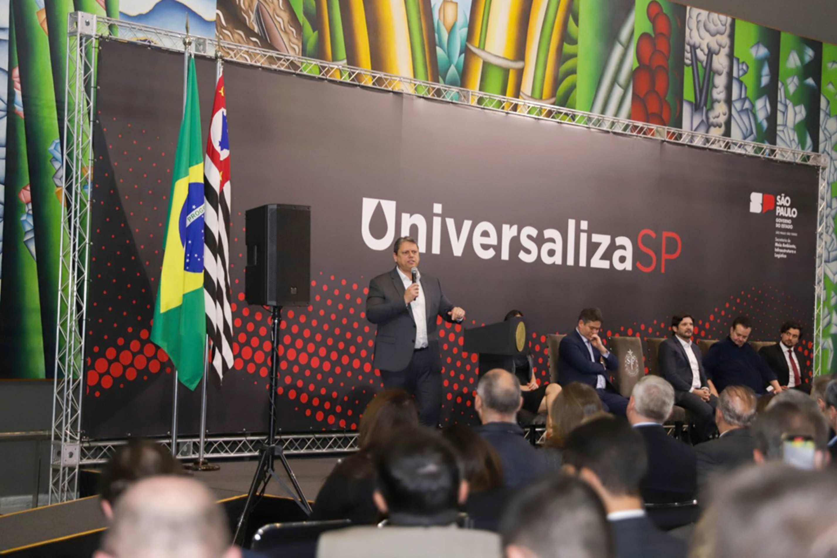 Governador Tarcísio de Freitas durante lançamento do programa: apoio aos municípios