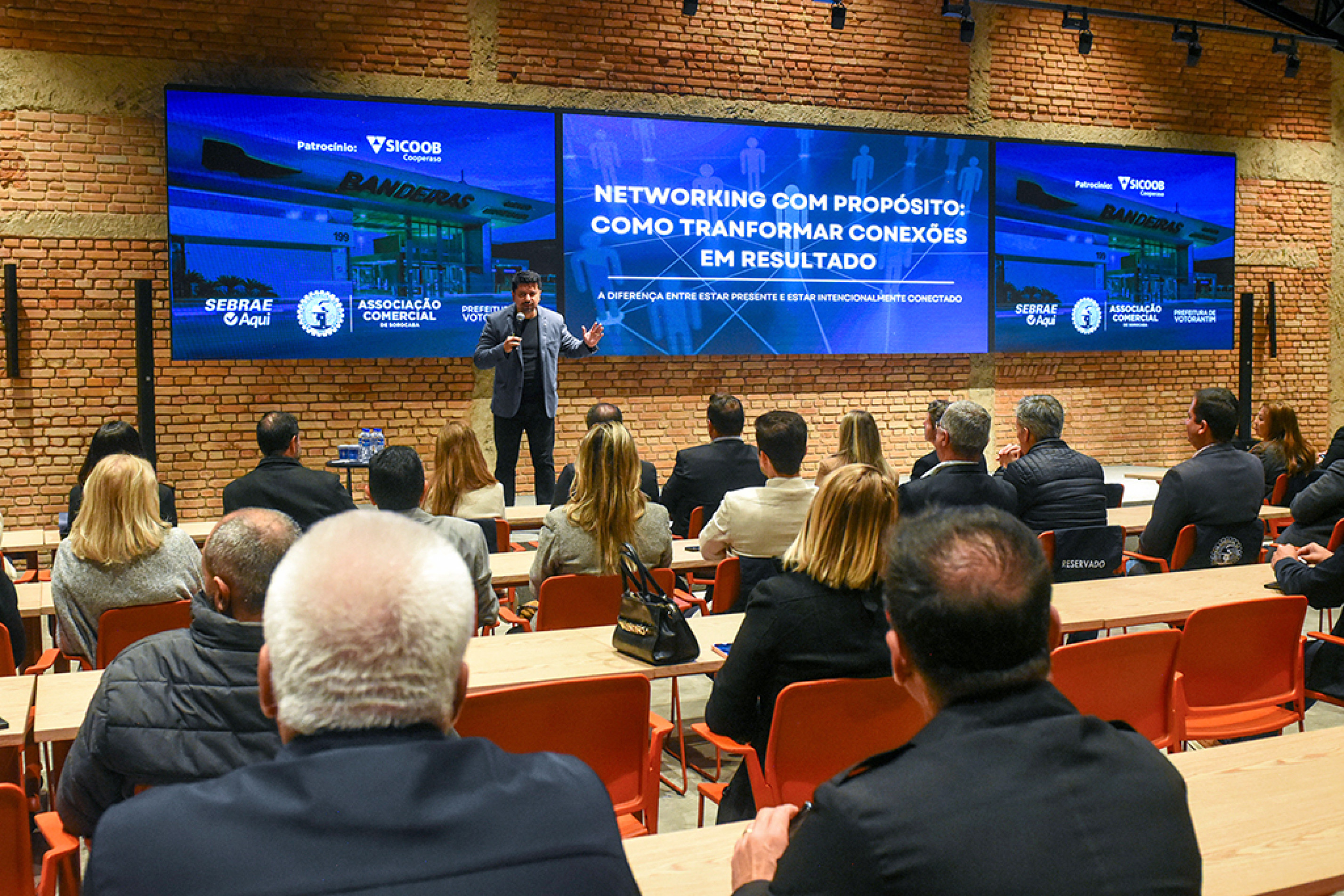 Público acompanha palestra durante inauguração do espaço na cidade
