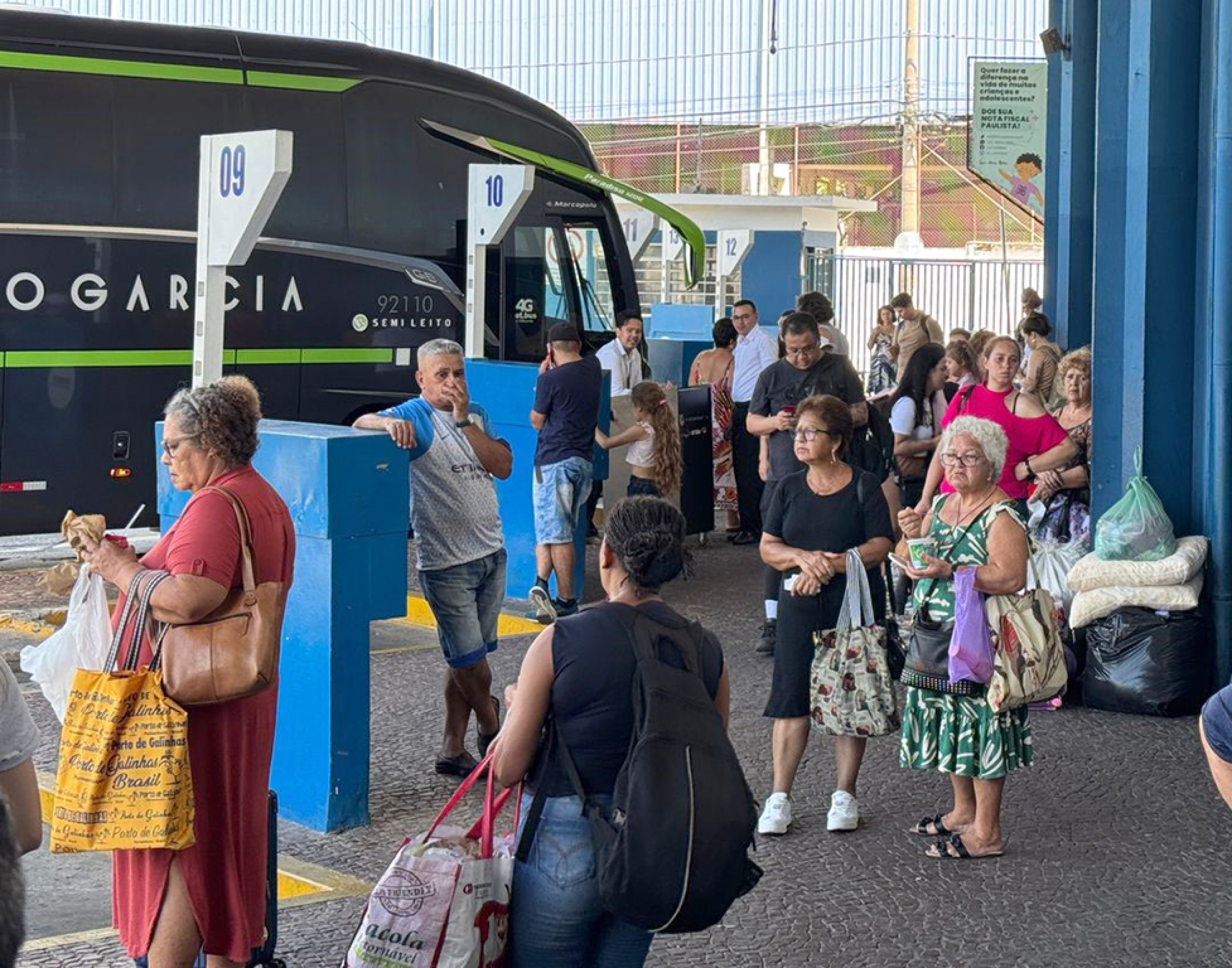 Adolescentes precisam de permissão para viajar sozinhos 
