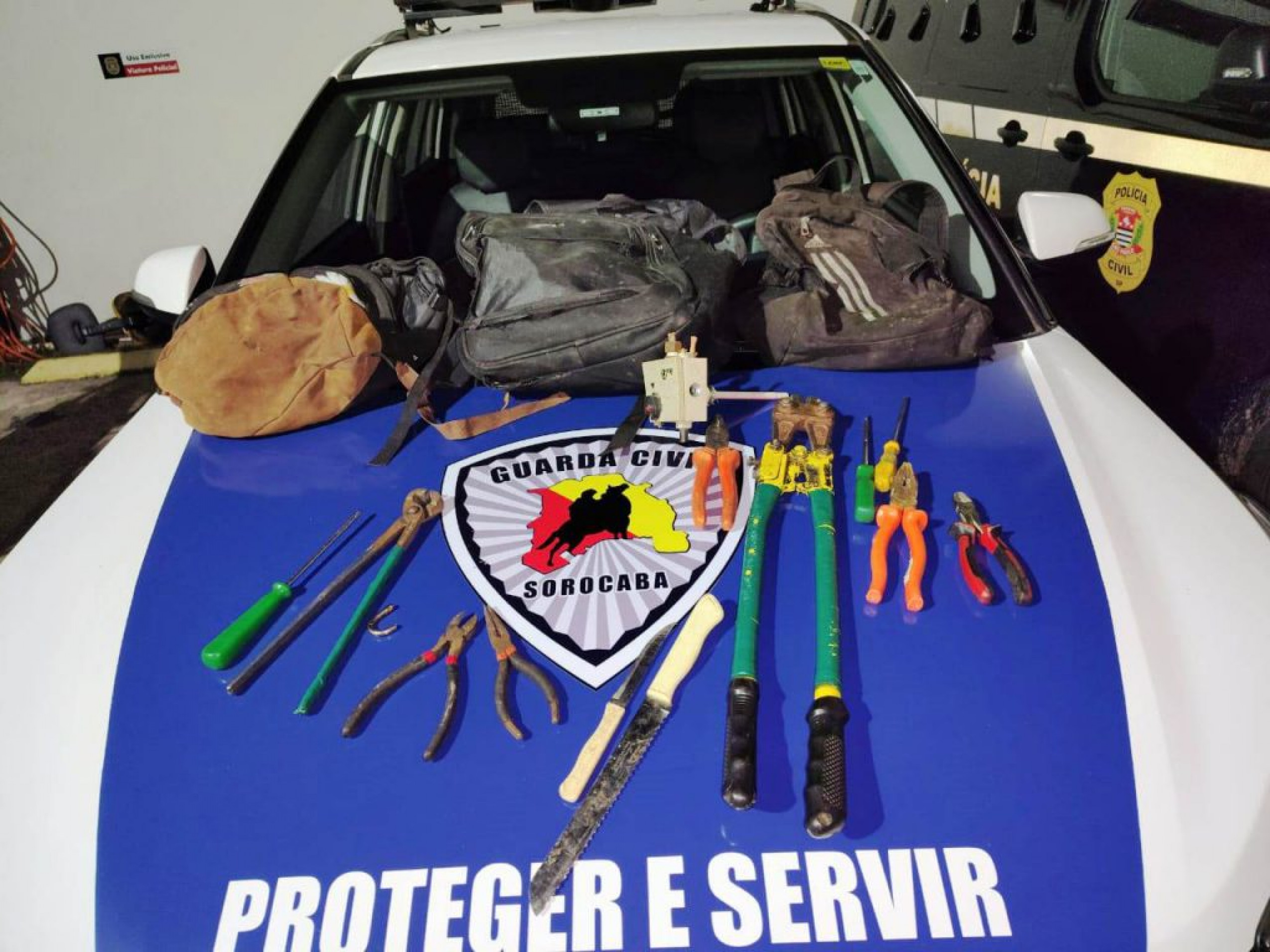 Durante a abordagem, foram encontradas nas mochilas dos suspeitos facas, alicates e outras ferramentas que seriam utilizadas no crime