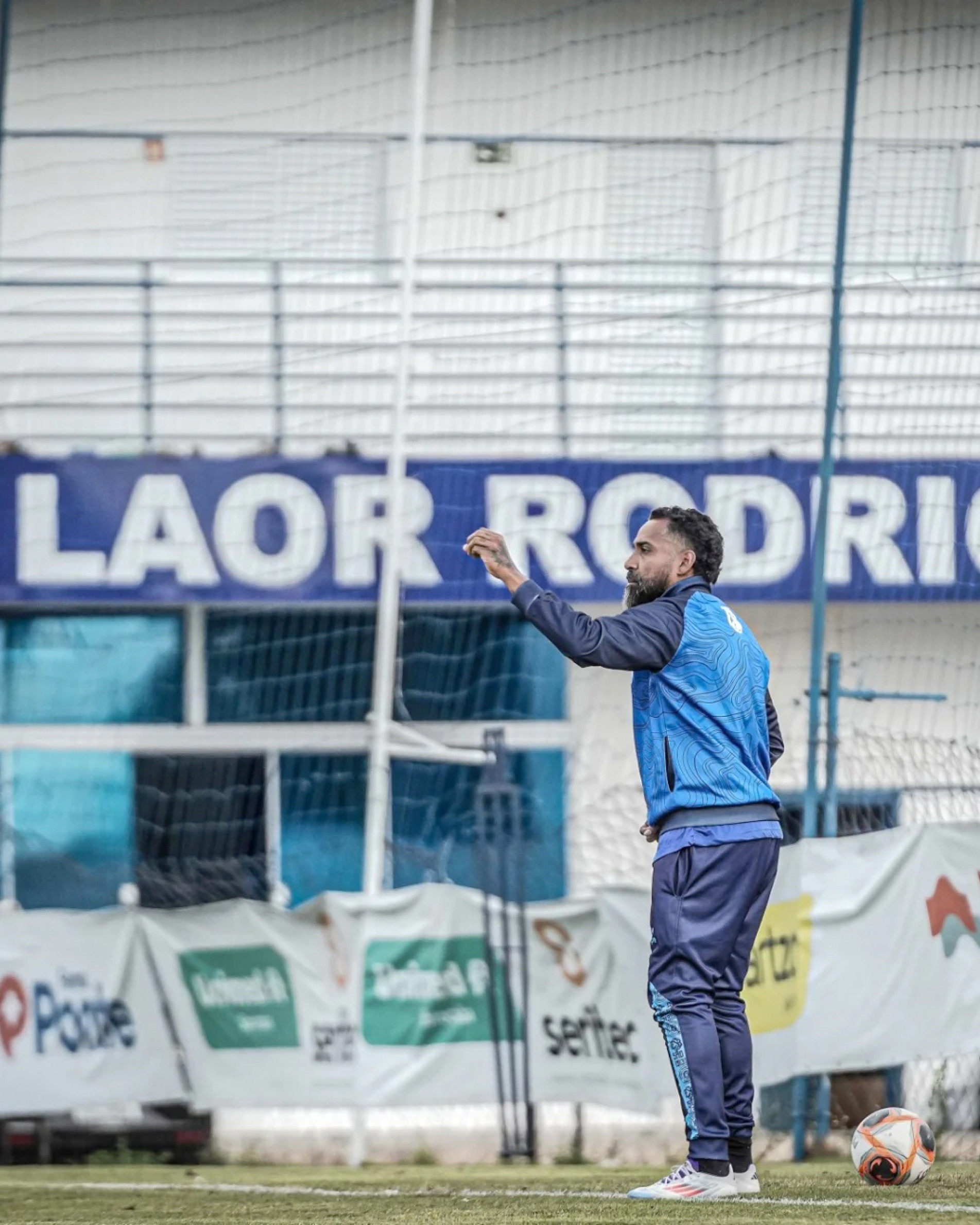 Técnico Dyego Coelho durante treinamento realizado no Complexo Laor Rodrigues: time vem com mudanças
