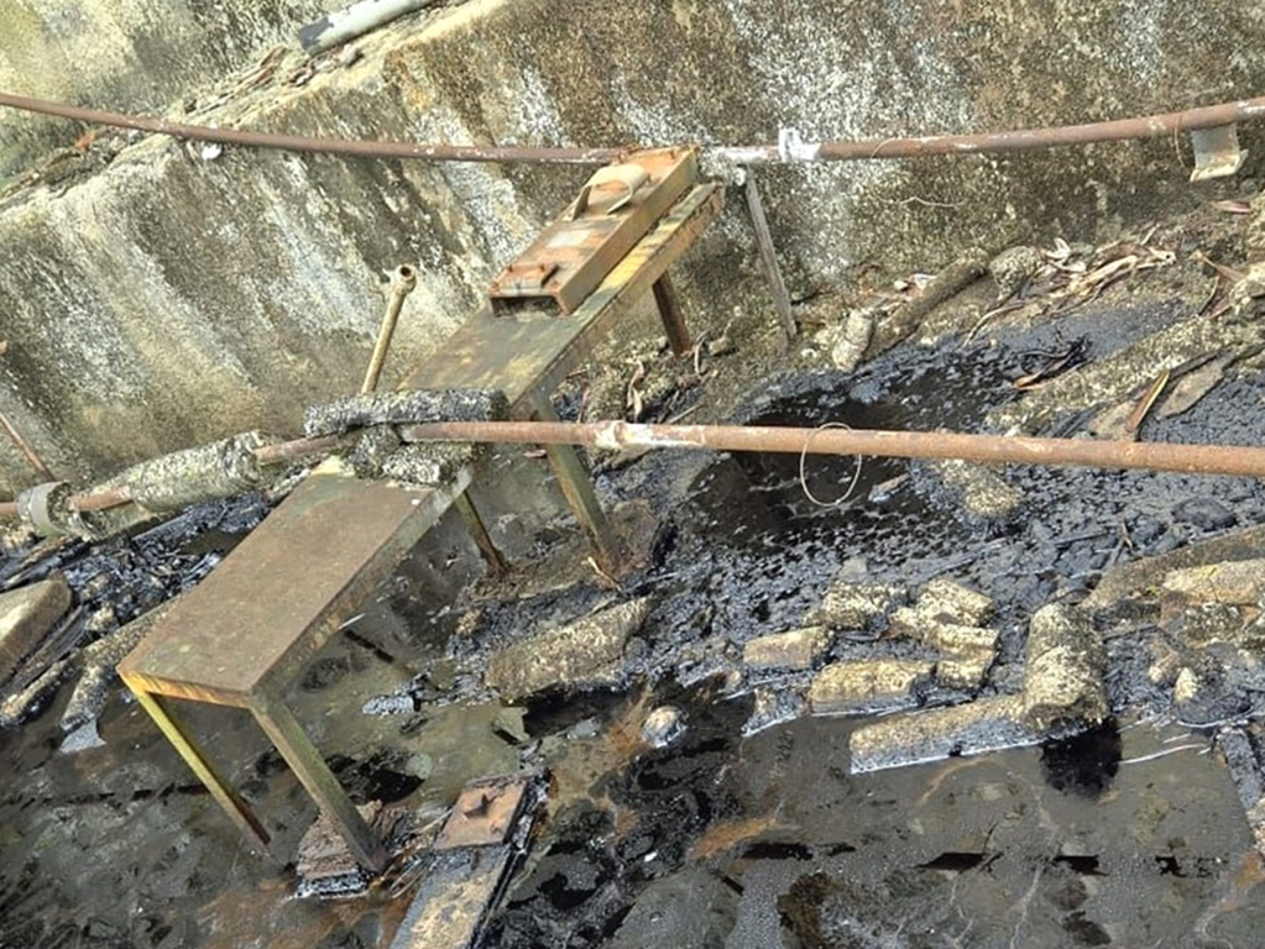 Óleo poluiu a água do rio em Adrianópolis
