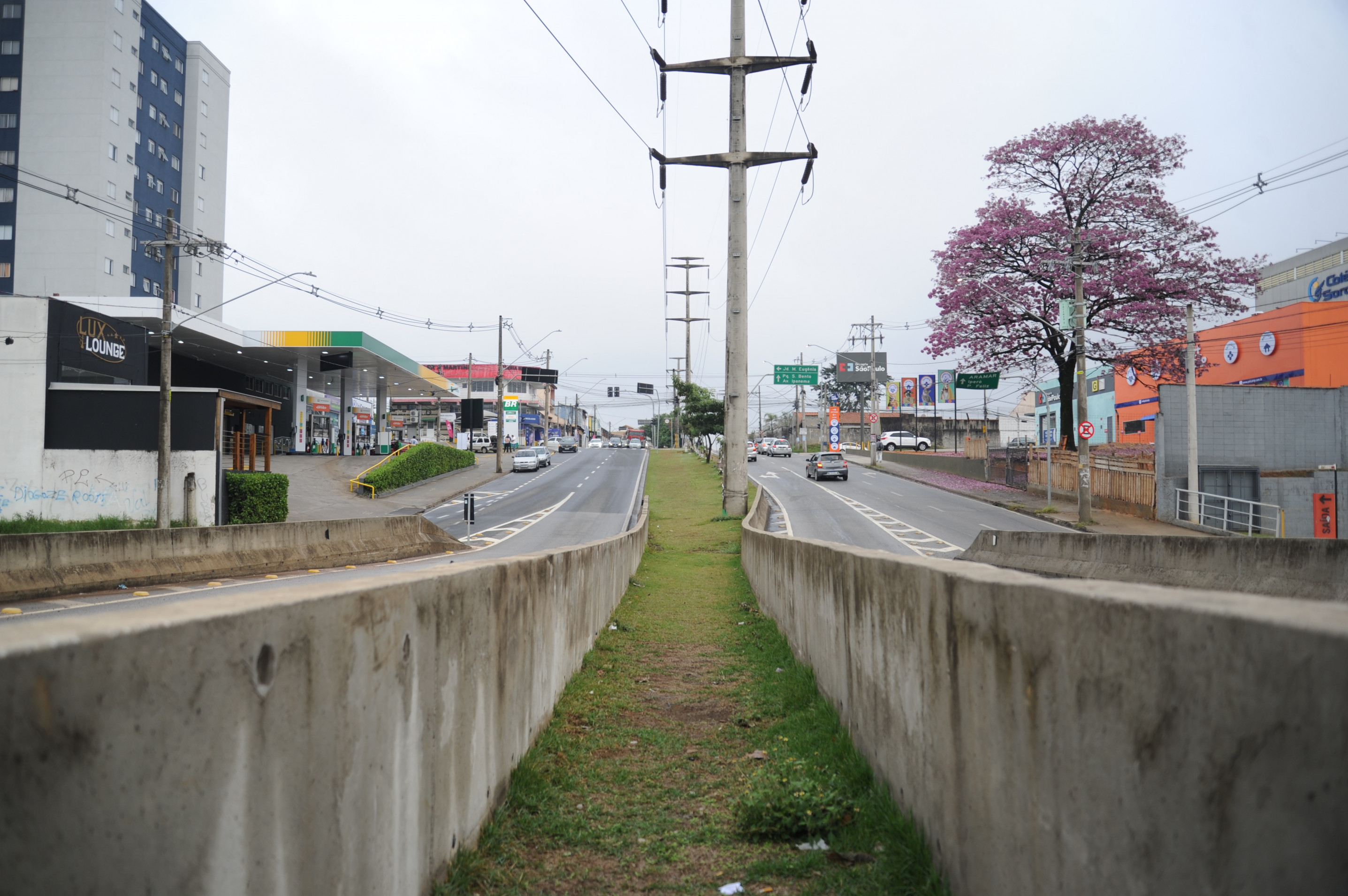 No sentido São Guilherme, o viaduto afunila e os motoristas precisam ter atenção para não bater