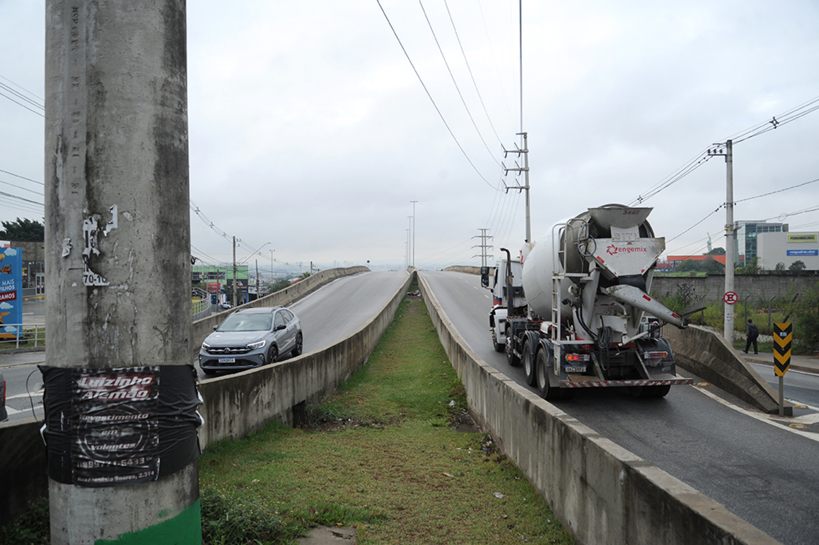 Condições da via e trânsito intenso preocupam quem depende da avenida diariamente

