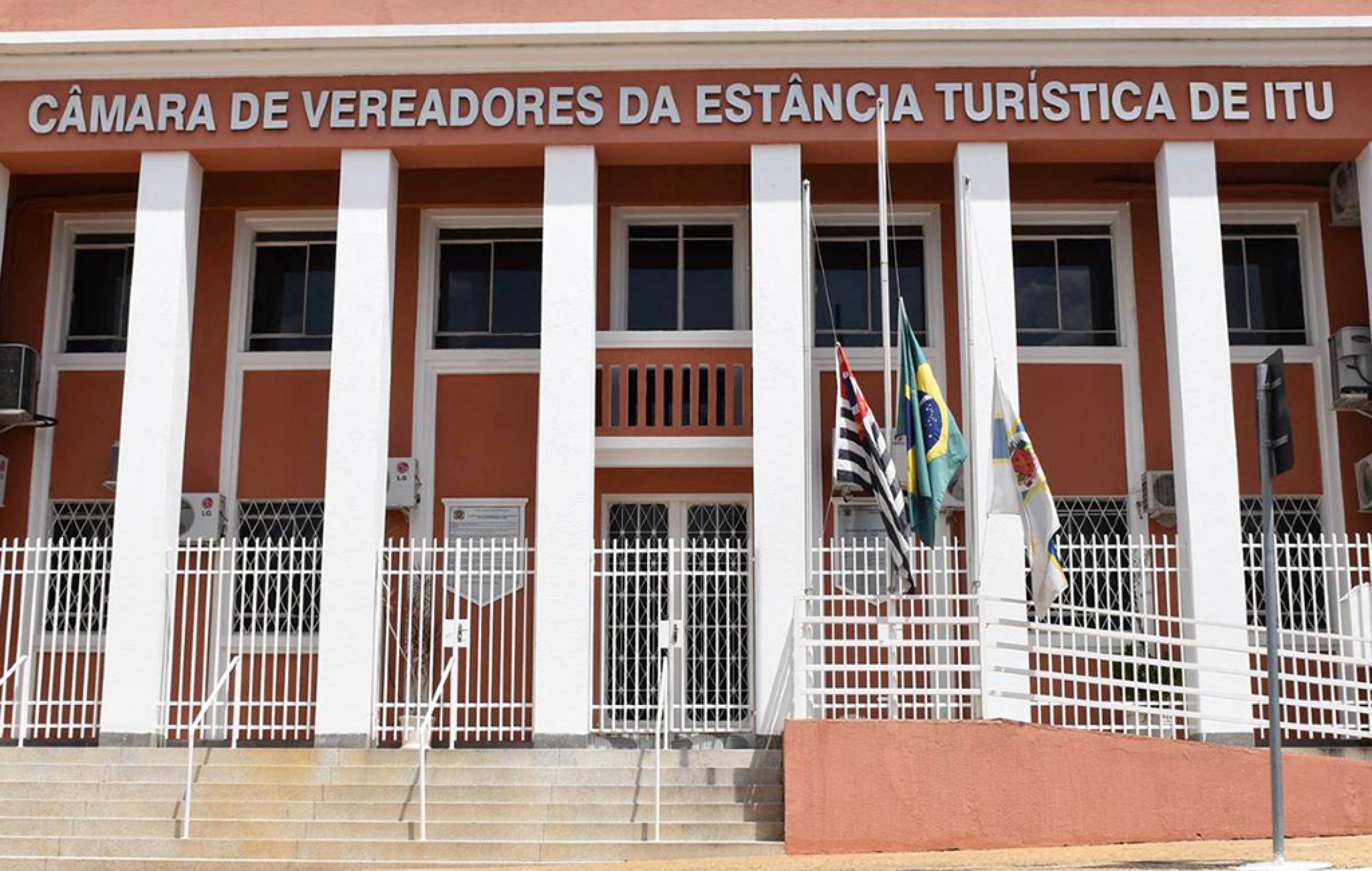 Prazo é de 60 dias para desligamento ou adequação dos cargos
