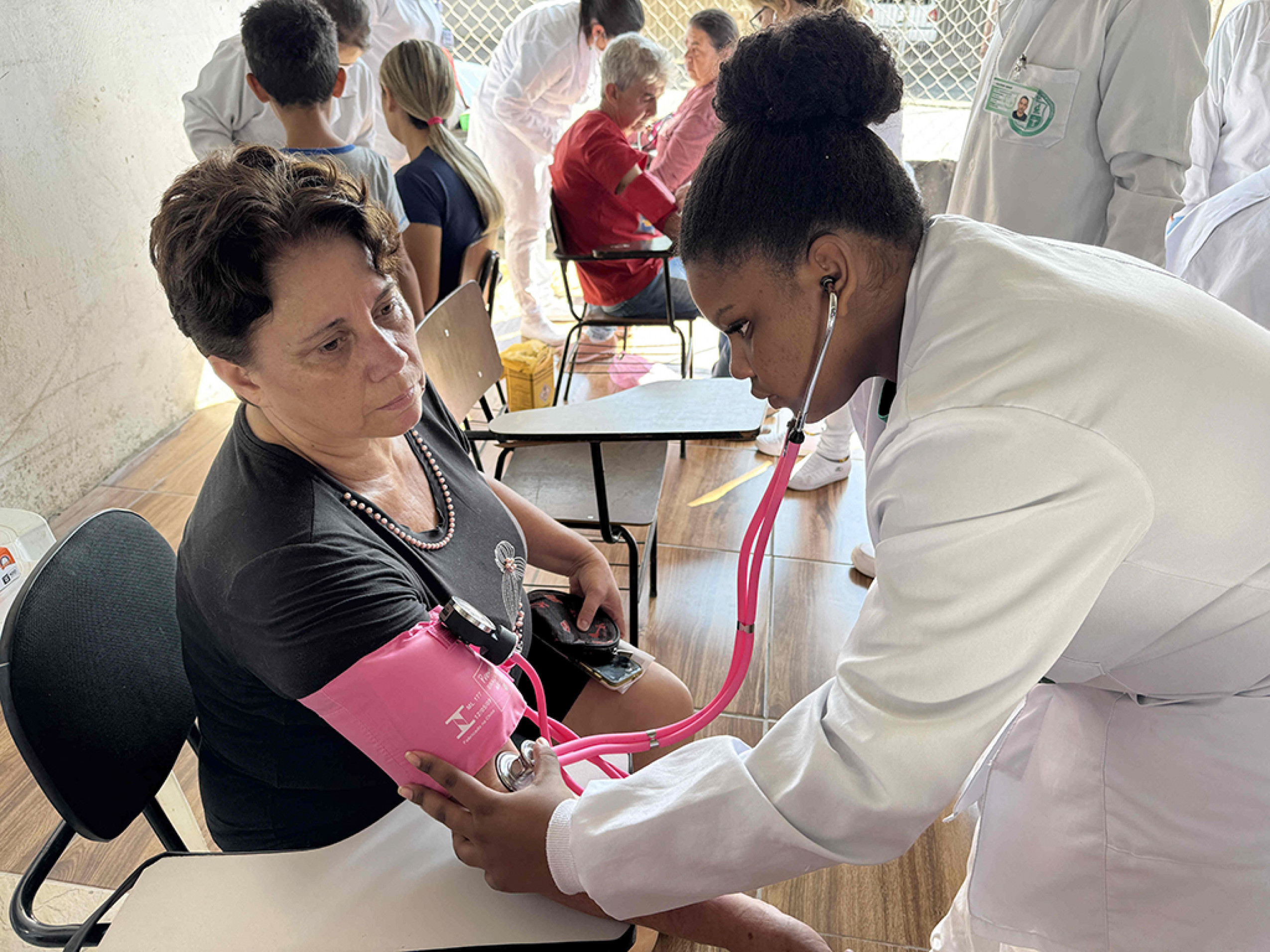 População do bairro  pôde aferir a pressão 
