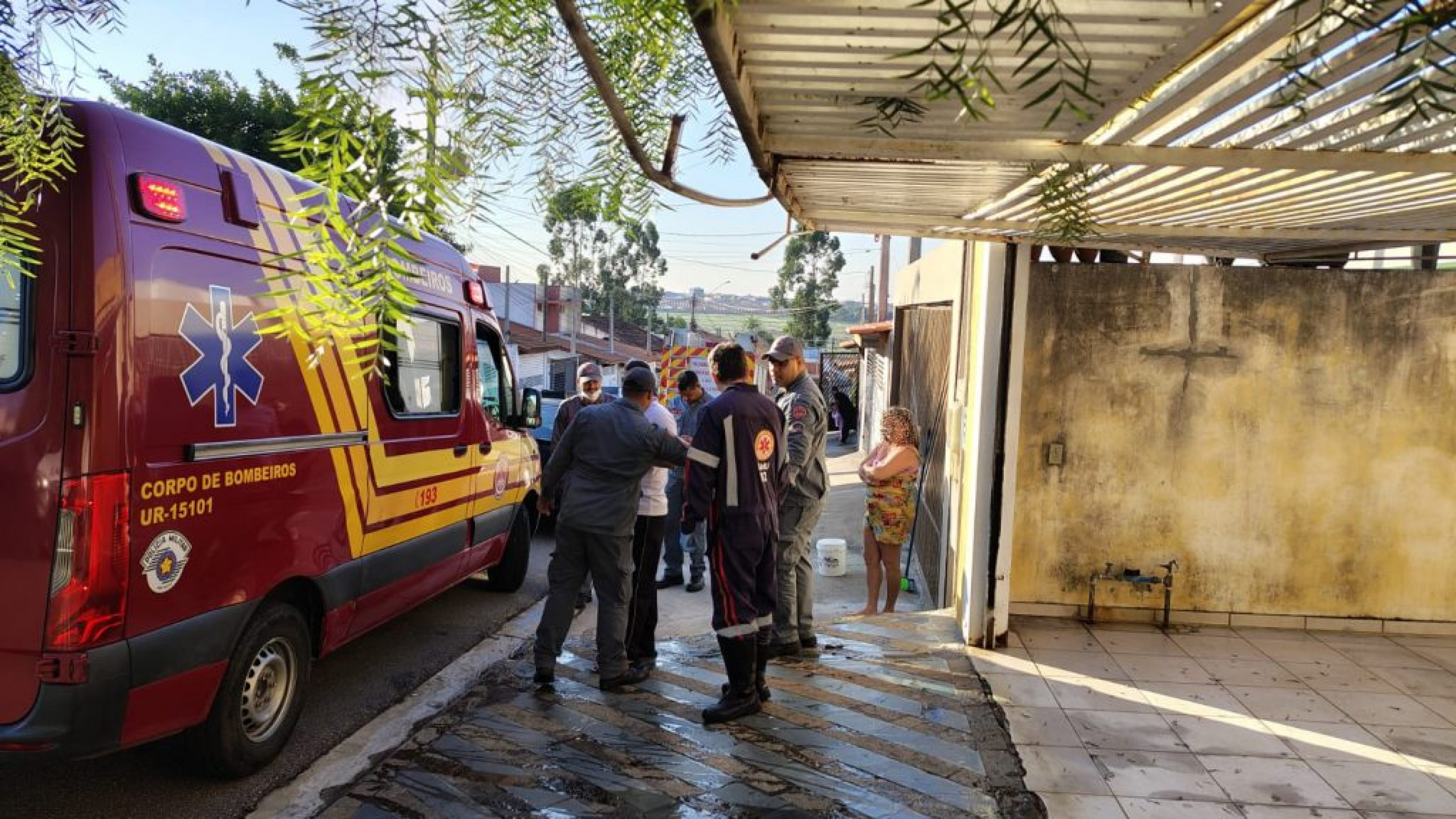 O Corpo de Bombeiros foi até o local e iniciou o atendimento. Em seguida, a equipe Alfa do Serviço de Atendimento Móvel de Urgência (Samu) continuou o procedimento
